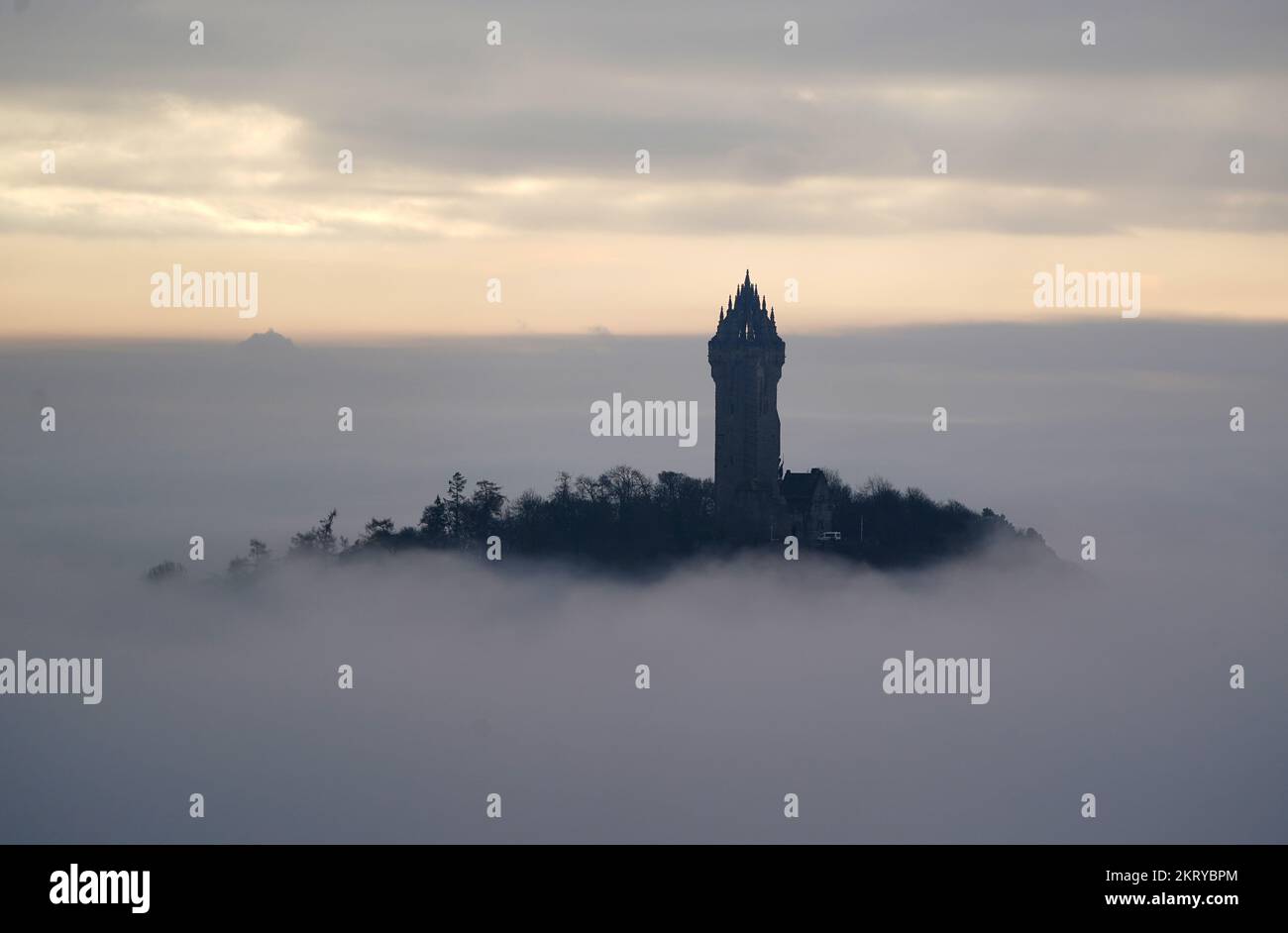 The Wallace Monument sits above the heavy fog, as the fog makes its way through the carse at Stirling this morning. Picture date: Tuesday November 29, 2022. Stock Photo