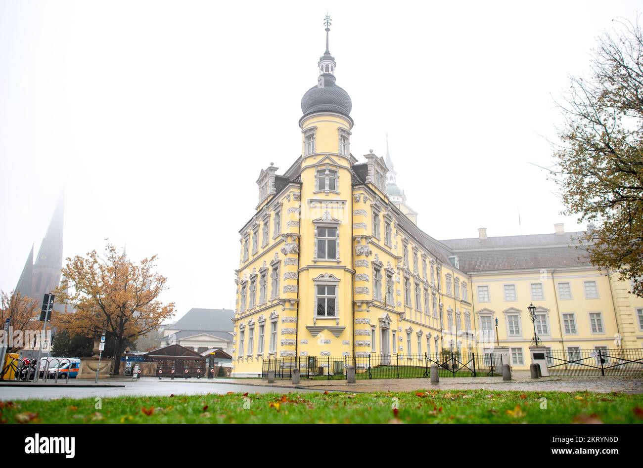 Oldenburg, Germany. 29th Nov, 2022. Fog drifts over the historic castle