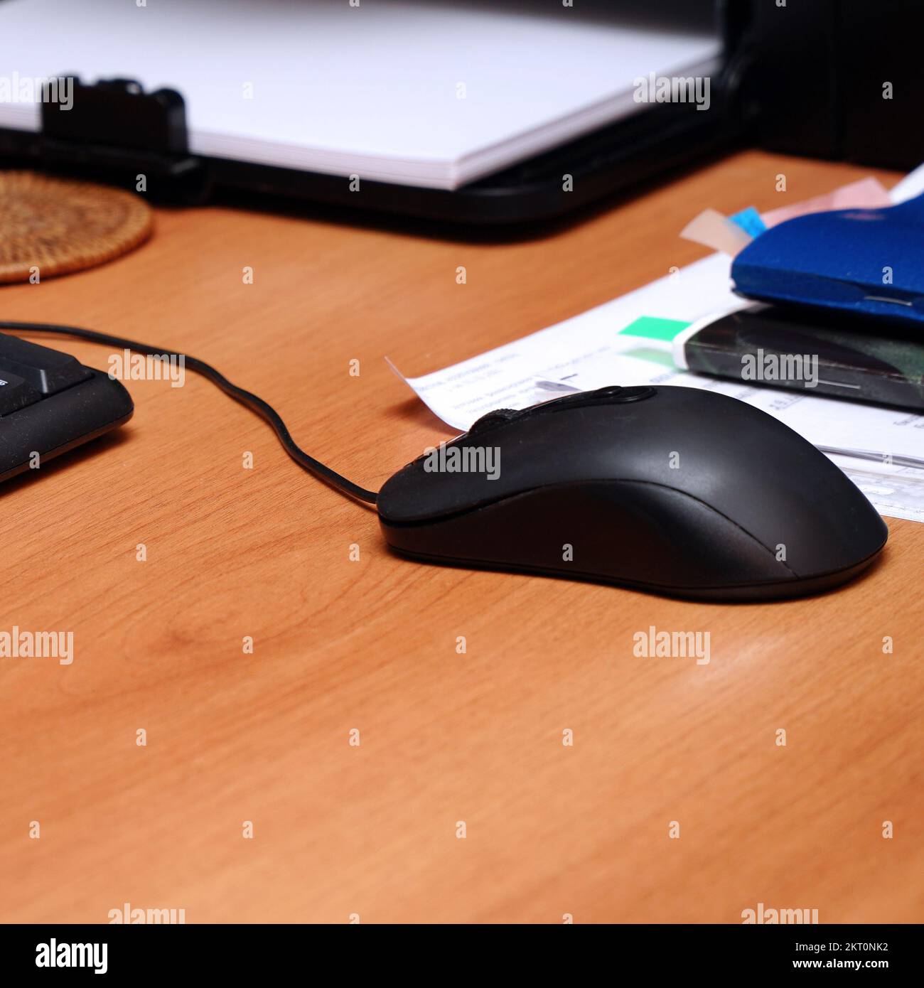 Black computer mouse on the desktop in the office Stock Photo - Alamy