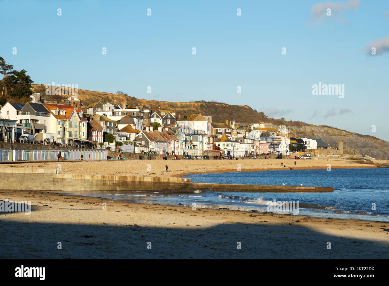 Lyme regis beach front hi-res stock photography and images - Alamy