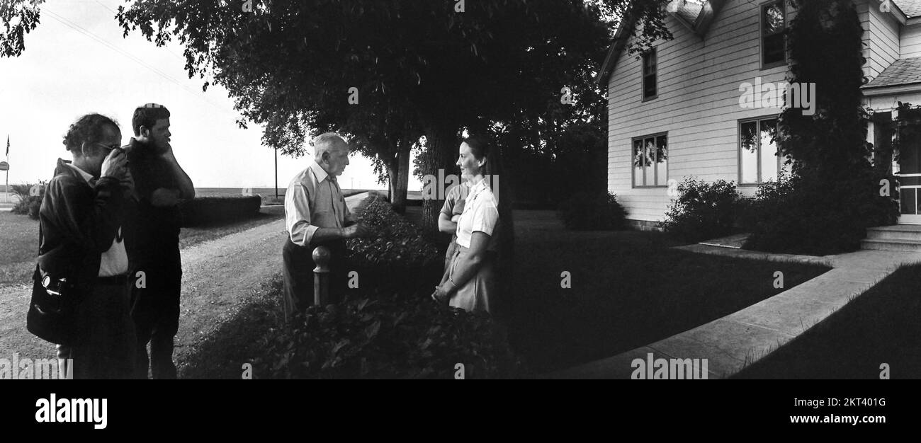Photographer André Kertész visiting with Vicki Johnson at the Ralph D. and Alice Johnson farm home in Casselton, North Dakota in 1978.  Left to right Stock Photo