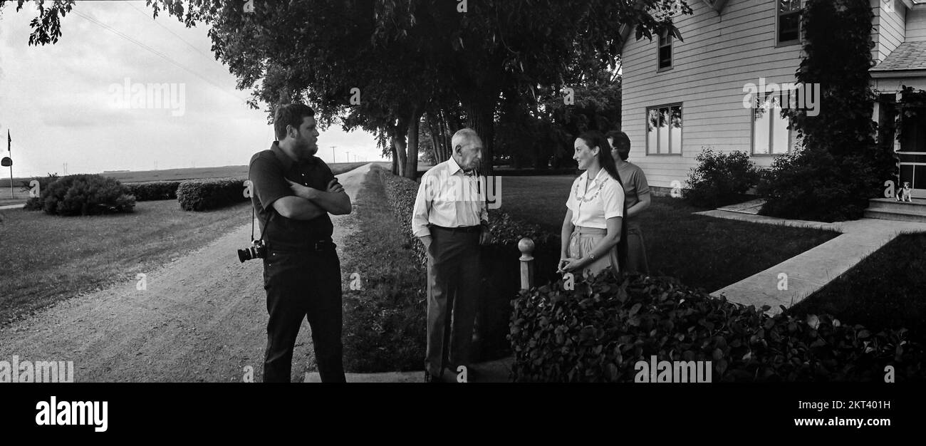 Photographer André Kertész visiting with Vicki Johnson at the Ralph D. and Alice Johnson farm home in Casselton, North Dakota in 1978.  Left to right Stock Photo
