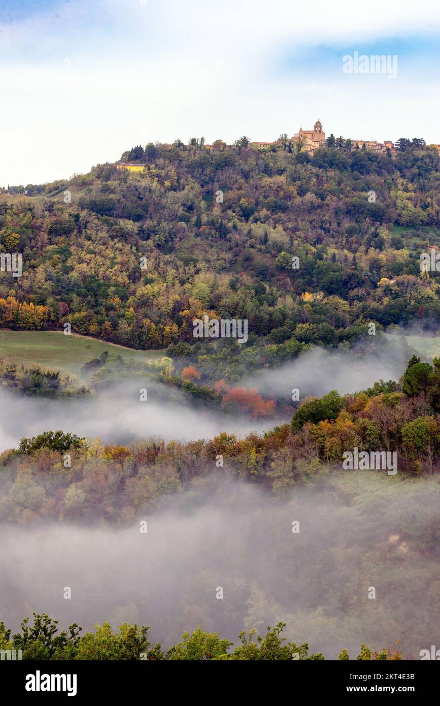 Morning mist under Mondaino, Emilia Romagna region, seen from Belvedere Fogliense between Pesaro and Urbino in the Marche region of Italy Stock Photo