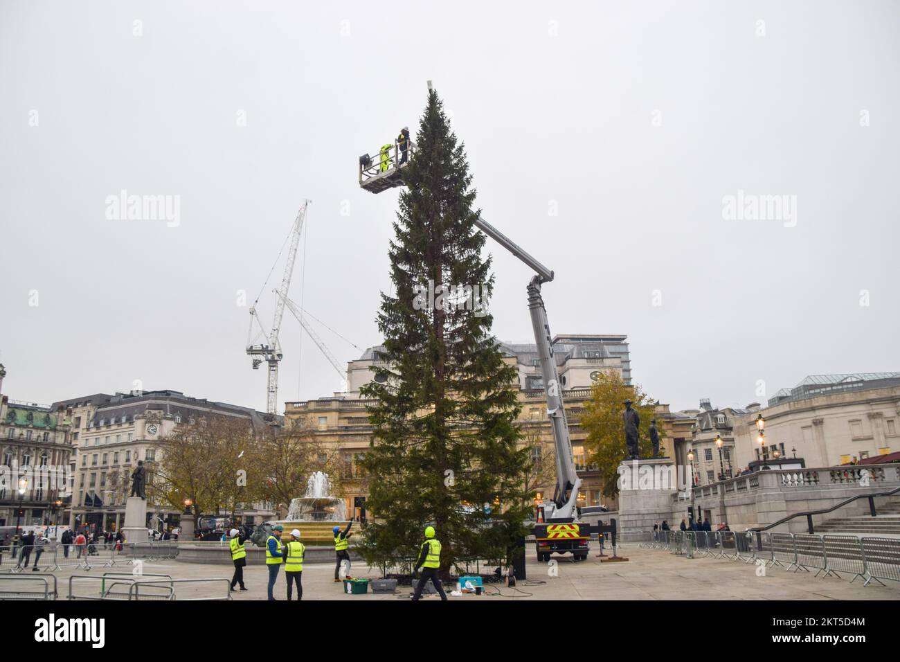 London, England, UK. 29th Nov, 2022. Workers install the star and