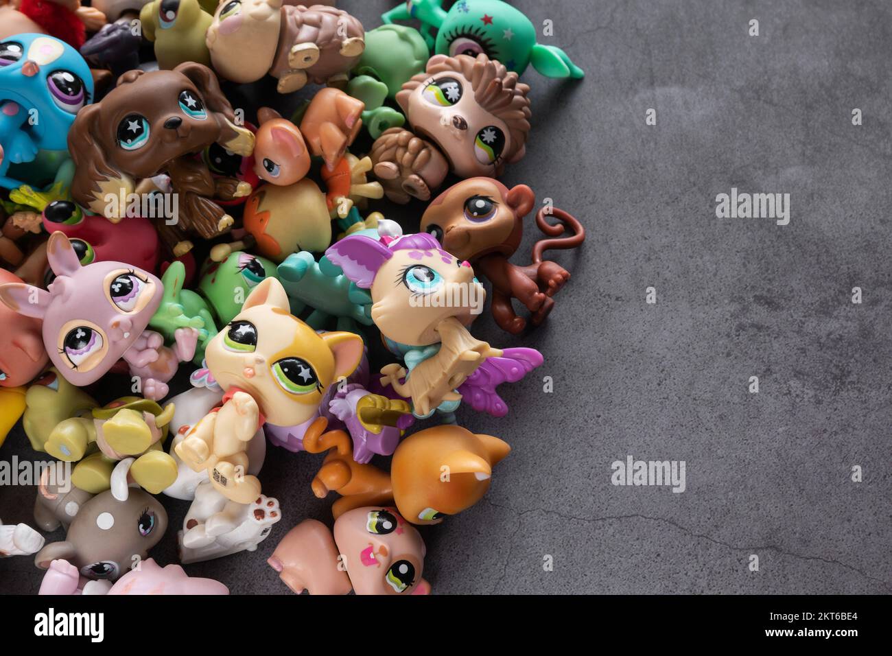 https://c8.alamy.com/comp/2KT6BE4/lots-of-toy-pets-my-littlest-pet-shop-2KT6BE4.jpg