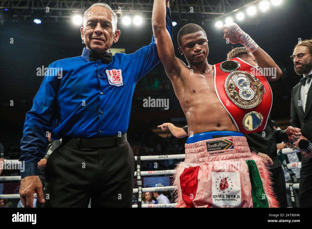 HERMOSILLO, MEXICO - SEPTEMBER 03: Sivenathi 'Special One' Nontshinga (red gloves) celebrates his victory for the IBF light flyweight world championship, ,during the WBC Superfly title fight between Juan Francisco Gallo Estrada and Argi Cortés on September 3, 2022 in Hermosillo , Mexico. (Photo by Luis Gutierrez/Norte Photo) Stock Photo