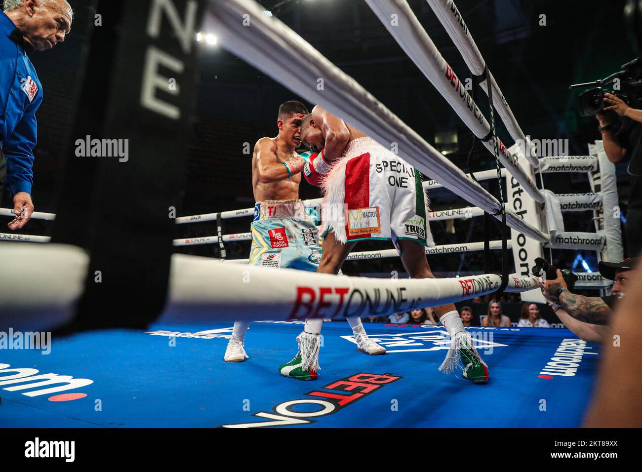 HERMOSILLO, MEXICO - SEPTEMBER 03: Hector Flores (blue gloves) fight against Sivenathi 'Special One' Nontshinga (red gloves) for the IBF light flyweight world championship, ,during the WBC Superfly title fight between Juan Francisco Gallo Estrada and Argi Cortés on September 3, 2022 in Hermosillo, Mexico. (Photo by Luis Gutierrez/Norte Photo) Stock Photo