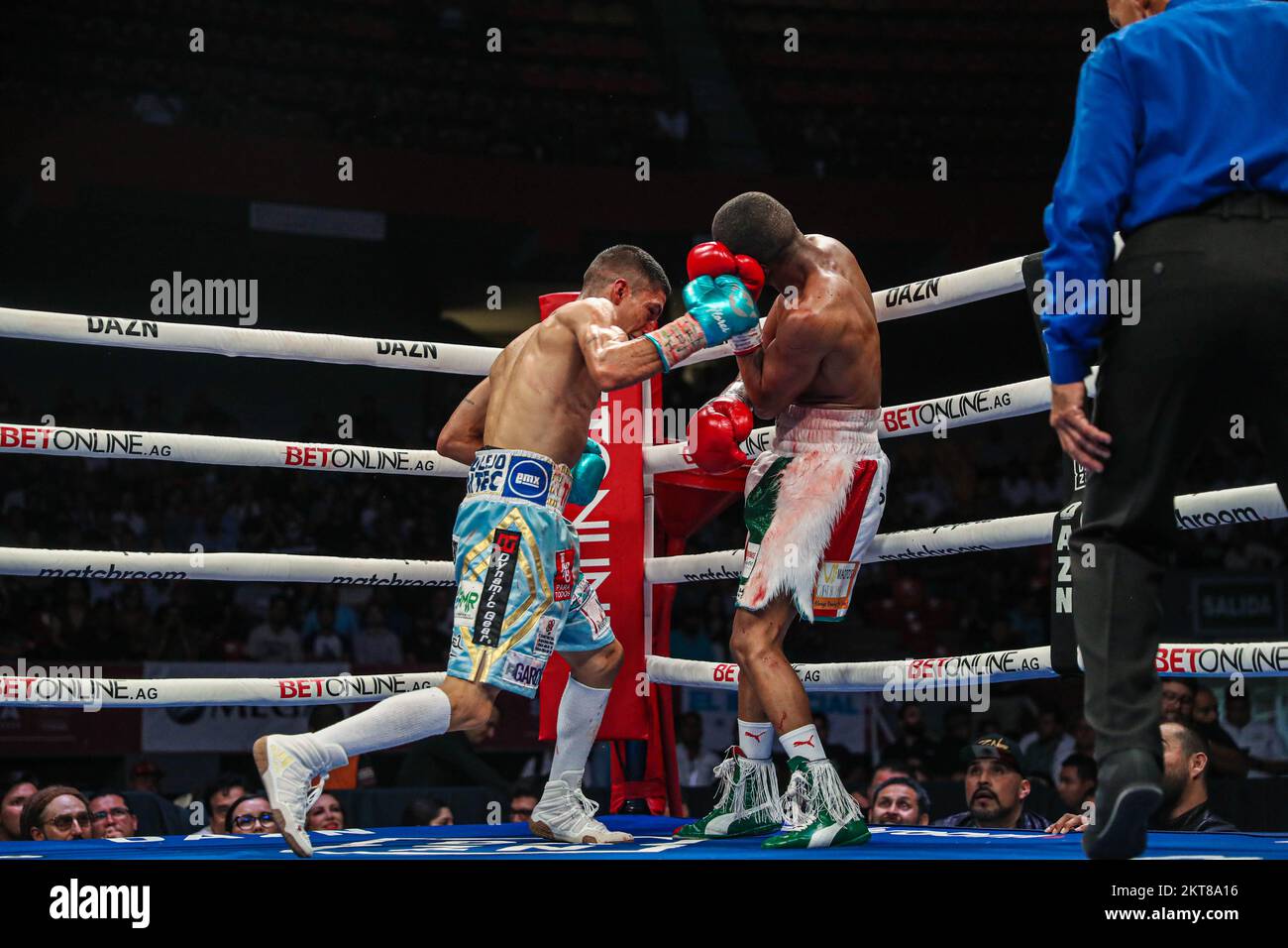 HERMOSILLO, MEXICO - SEPTEMBER 03: Hector Flores (blue gloves) fight against Sivenathi 'Special One' Nontshinga (red gloves) for the IBF light flyweight world championship, ,during the WBC Superfly title fight between Juan Francisco Gallo Estrada and Argi Cortés on September 3, 2022 in Hermosillo, Mexico. (Photo by Luis Gutierrez/Norte Photo) Stock Photo