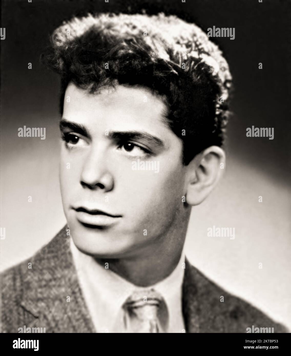 1959 , New York , USA : The celebrated american Rock Star singer LOU REED ( Lewis Allan Reed , 1942 - 2013 ) when was a young boy aged 17 . Photo from the High School Yearbook . Unknown photographer. - HISTORY - FOTO STORICHE - personalità da giovane giovani - personality personalities when was young - INFANZIA - CHILDHOOD - POP MUSIC - MUSICA - cantante - ROCK STAR - TEENAGER - PORTRAIT - RITRATTO --- ARCHIVIO GBB Stock Photo