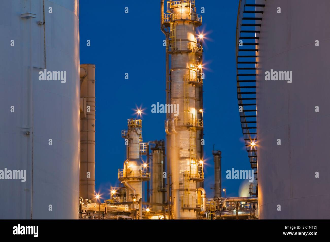 Storage tanks installation hires stock photography and images Alamy