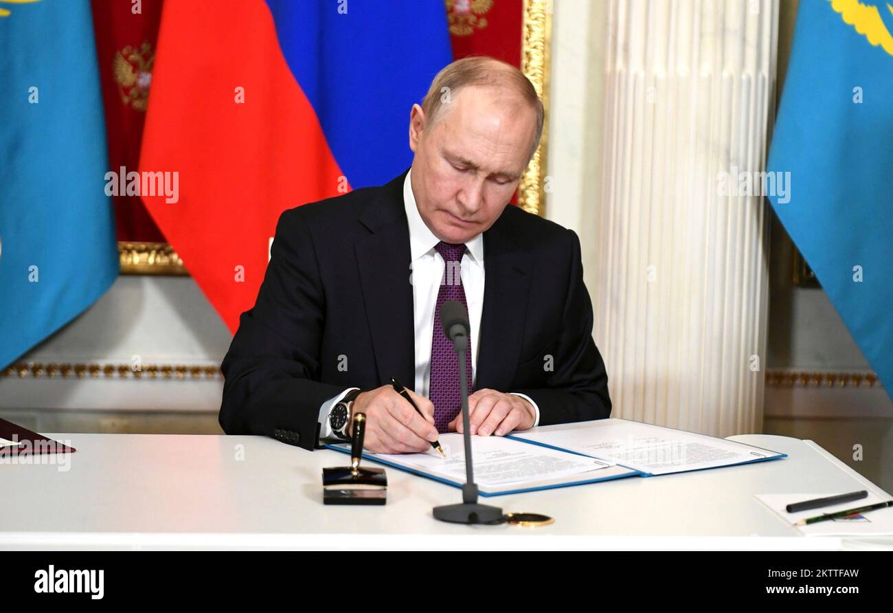 Moscow, Russia. 28th Nov, 2022. Russian President Vladimir Putin signs an agreement following bilateral discussions with Kazakh President Kassym-Jomart Tokayev, at the Kremlin, November 28, 2022 in Moscow, Russia. Credit: Mikhail Klimentyev/Kremlin Pool/Alamy Live News Stock Photo