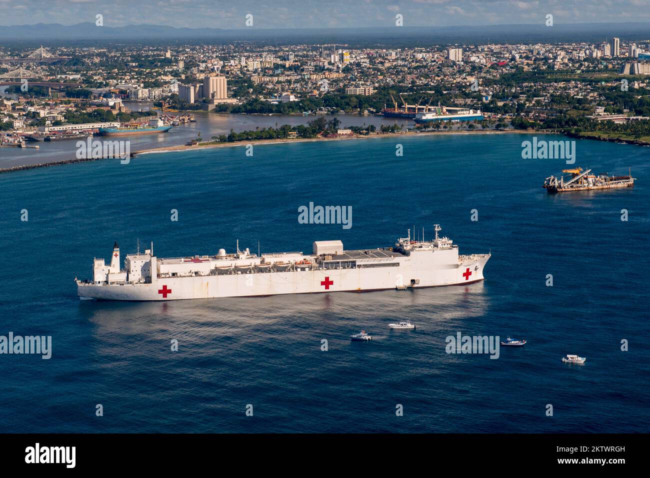 Santo Domingo, Dominican Republic. 27th Nov, 2022. The hospital ship USNS Comfort (T-AH 20) sits anchored in the harbor of Santo Domingo, Dominican Republic on November. 27, 2022. Comfort is deployed to U.S. 4th Fleet in support of Continuing Promise 2022, a humanitarian assistance and goodwill mission conducting direct medical care, expeditionary veterinary care, and subject matter expert exchanges with five partner nations in the Caribbean, Central and South America. Credit: U.S. Navy/ZUMA Press Wire Service/ZUMAPRESS.com/Alamy Live News Stock Photo