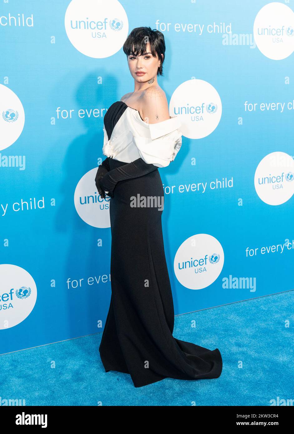 Demi Lovato wearing dress by Hellessy attends the 2022 UNICEF Gala at The Glasshouse in New York on November 29, 2022 Stock Photo