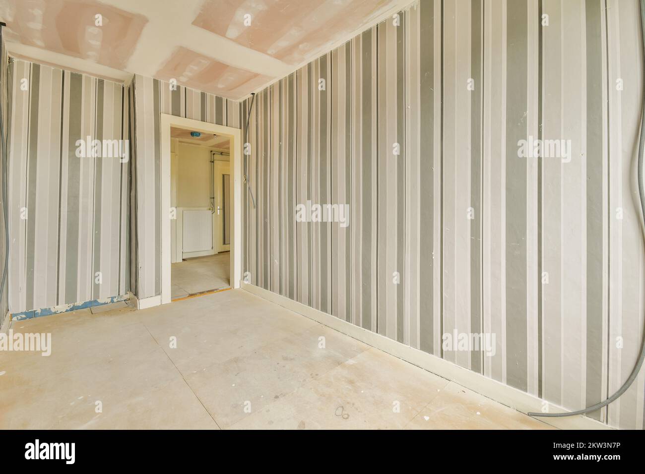 Empty room with windows and radiator in daylight Stock Photo - Alamy