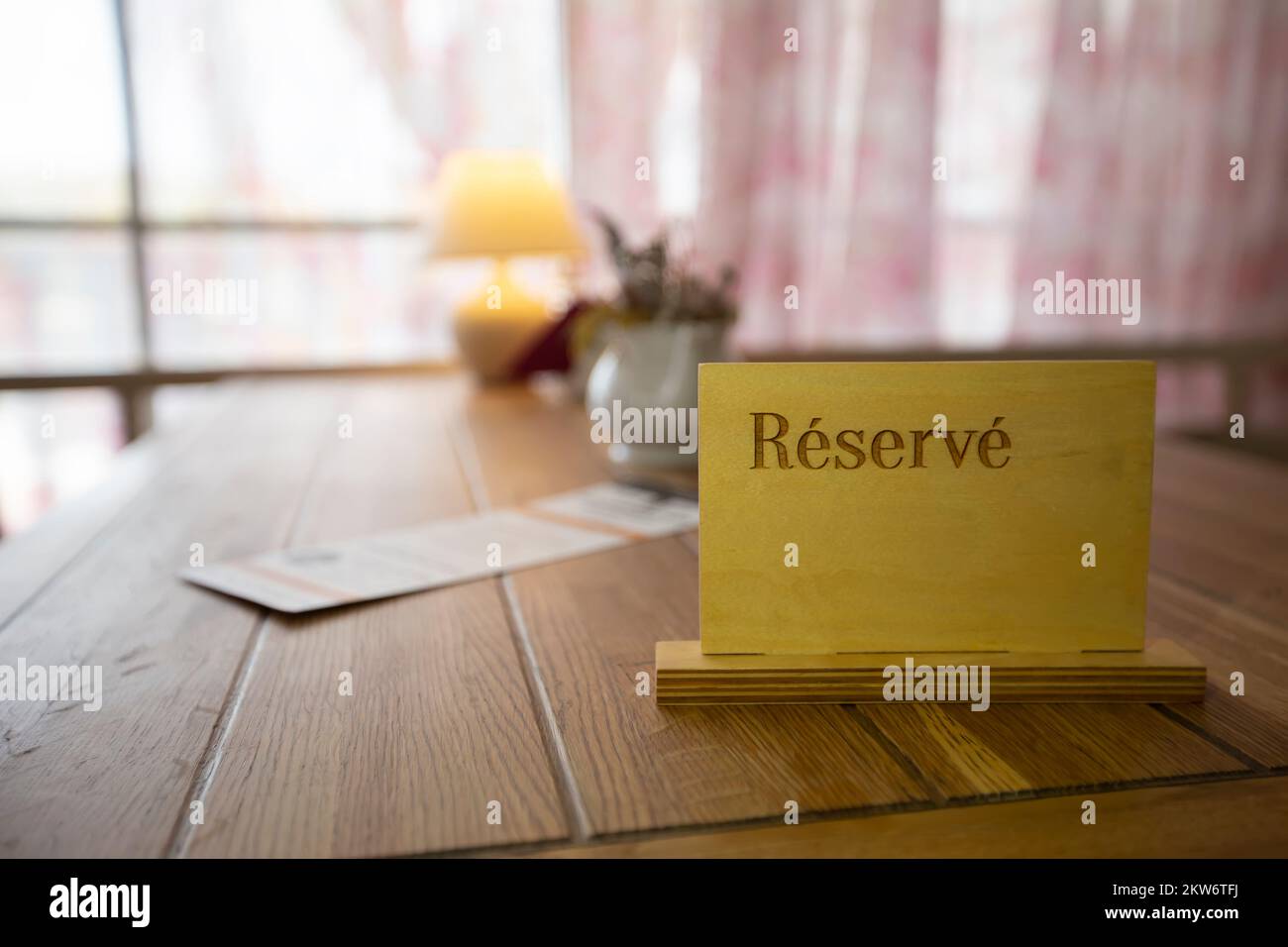 Reserved table in restaurant sign hi-res stock photography and images ...