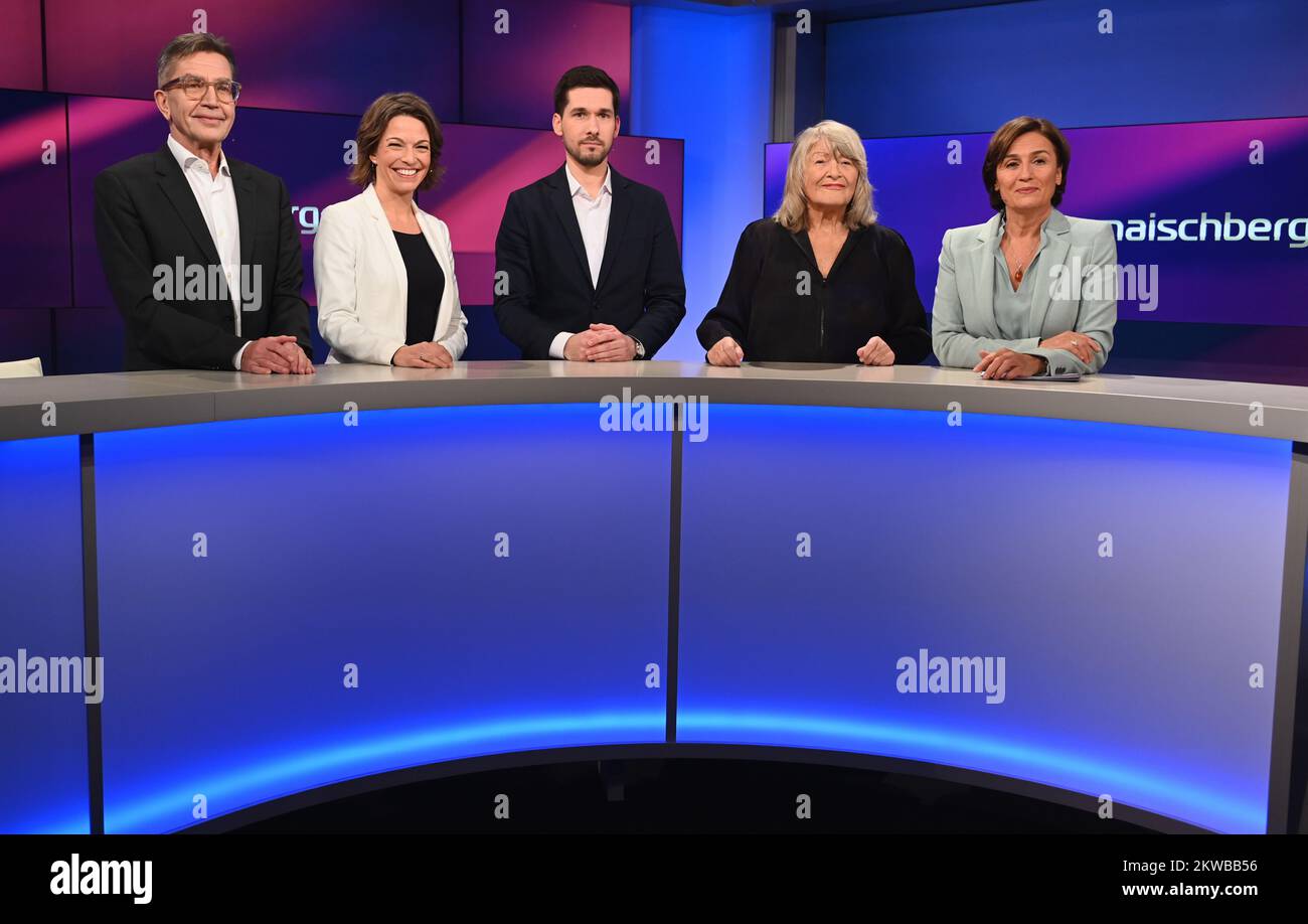 Cologne, Germany. 29th Nov, 2022. Rainer Hank, l-r, Anna Planken, Vassili Golod, Alice Schwarzer and Sandra Maischberger as guests on the ARD talk show ' Maischberger '. Credit: Horst Galuschka/dpa/Alamy Live News Stock Photo