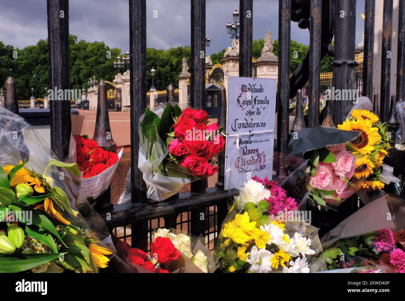 Queen Elizabeth II death: Floral tributes and messages outside Buckingham Palace on morning after her death, London, England Stock Photo