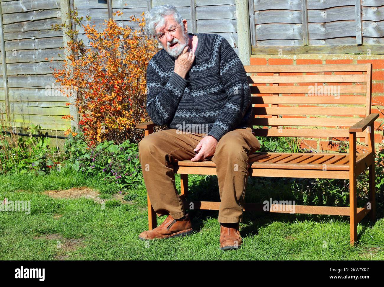 Elderly man sitting on bench hi-res stock photography and images - Alamy