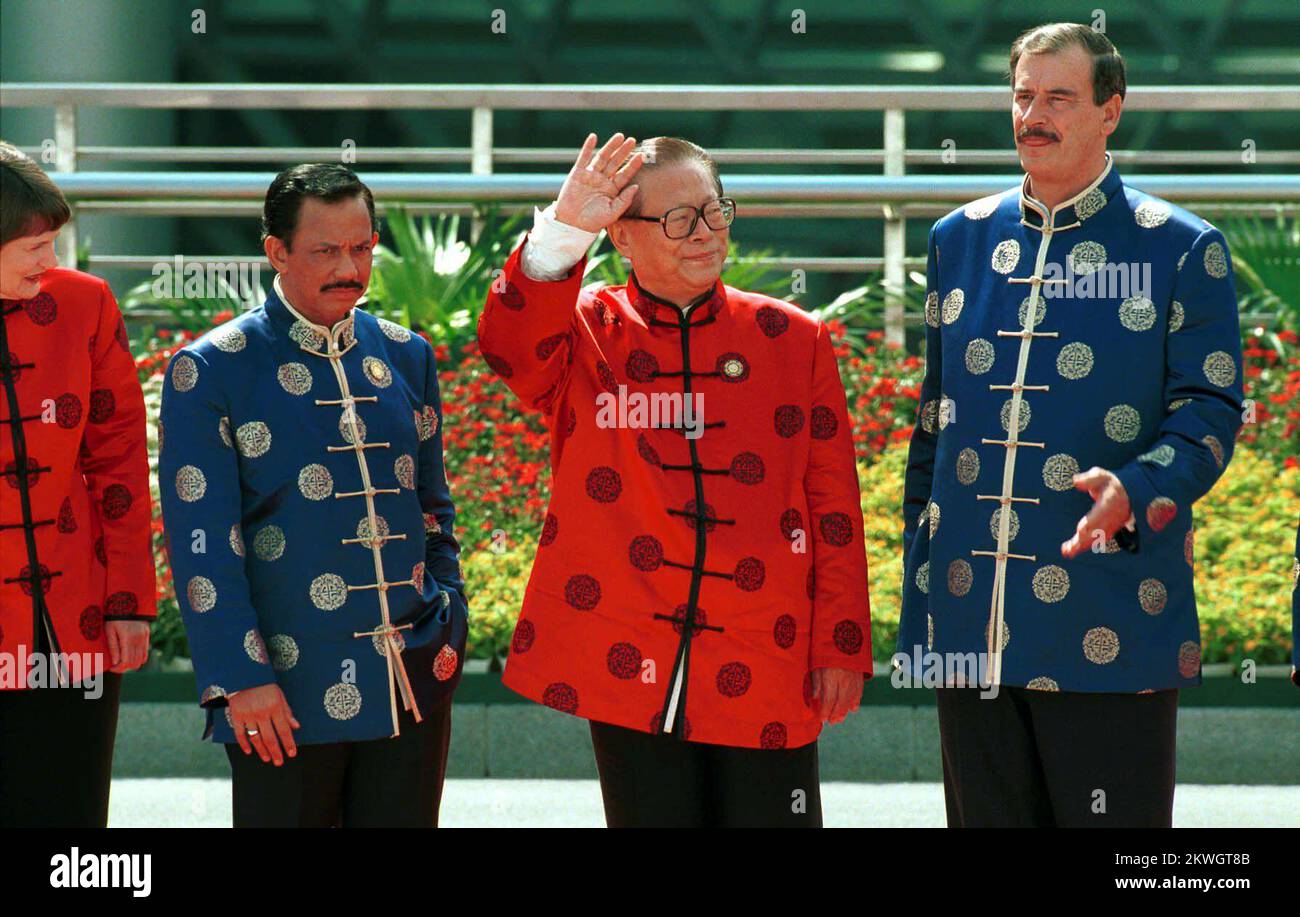 Chinese President Jiang Zemin (C) waves to the press during the traditional photo call when the leaders wear their Apec jackets at the Leaders' retreat during the Asia-Pacific Economic Co-operation ( Apec ) summit meetings in Shanghai , China. With him are New Zealand Prime Minister Helen Clark (L), Brunei Darussalam leader Sultan Haji Hassanal Bolkiah (2nd L) and Mexican President Vicente Fox.  ralstonchina    (Pool Pix for HK Press)  ***NOT FOR ADVERTISING USE*** Stock Photo