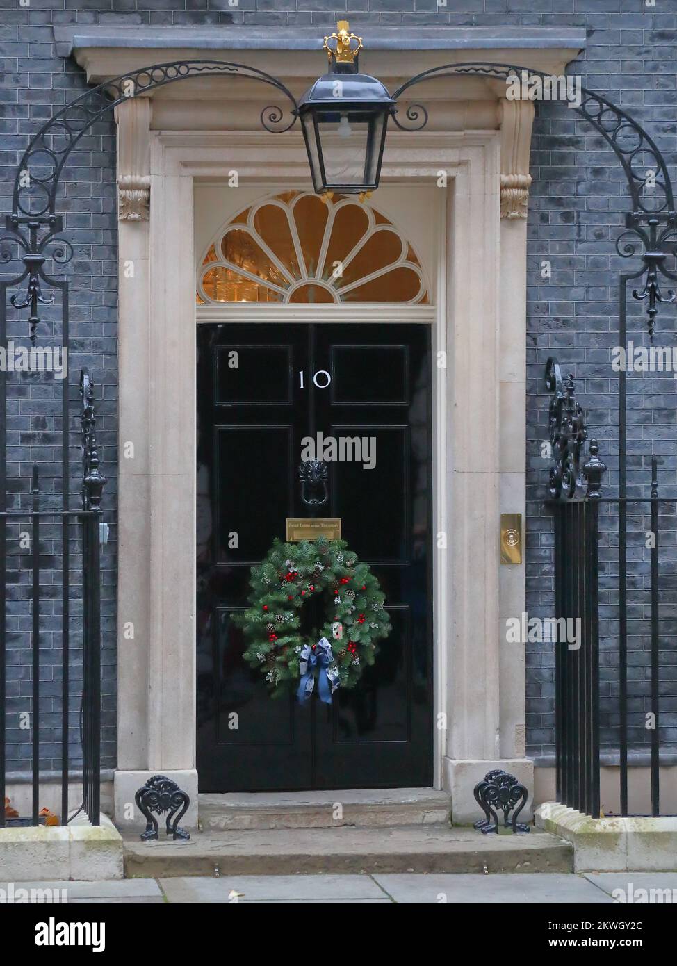 Downing Street, London, UK. 29th November 2022. The entrance door at No 10 Downing Street is decorated with a wreath in time for Christmas. Credit: Uwe Deffner/Alamy Live News Stock Photo