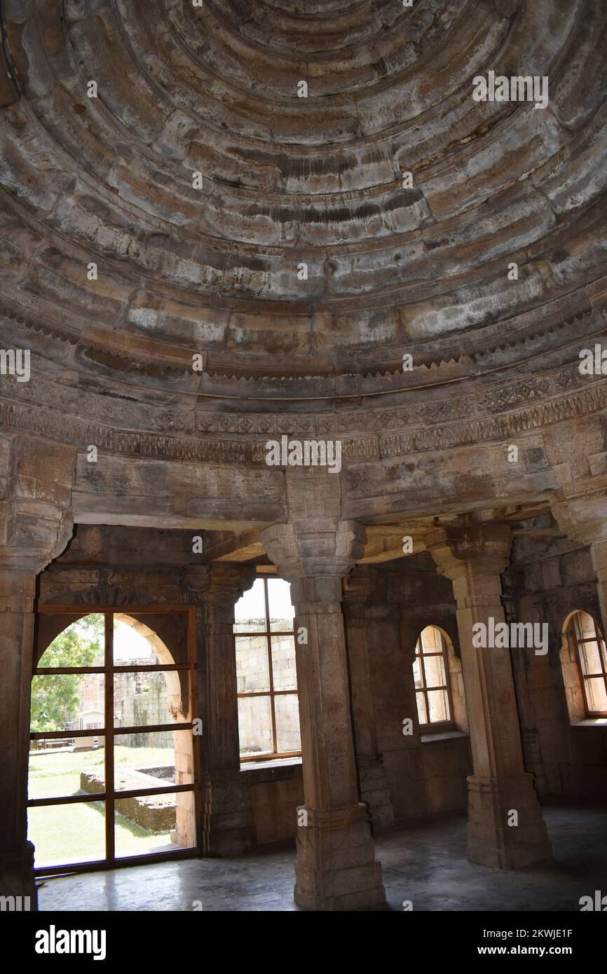 Shaher ki Masjid, Stone carvings works on Pillars and Dome, built by Sultan Mahmud Begada 15th - 16th century. A UNESCO World Heritage Site, Gujarat, Stock Photo