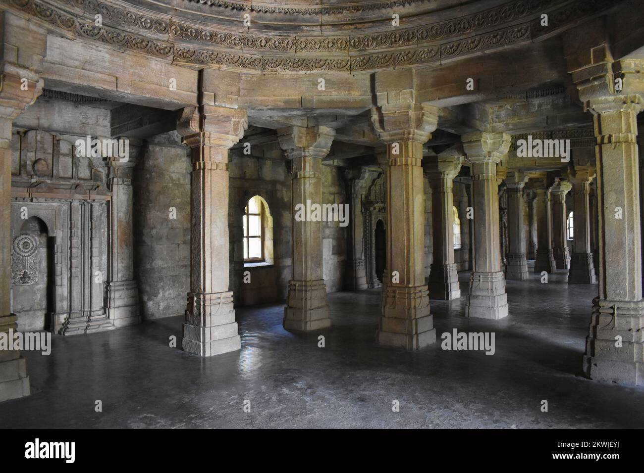 Shaher ki Masjid, Interior view, Stone carvings work on Pillars, Wall and Dome, built by Sultan Mahmud Begada 15th - 16th century. A UNESCO World Heri Stock Photo