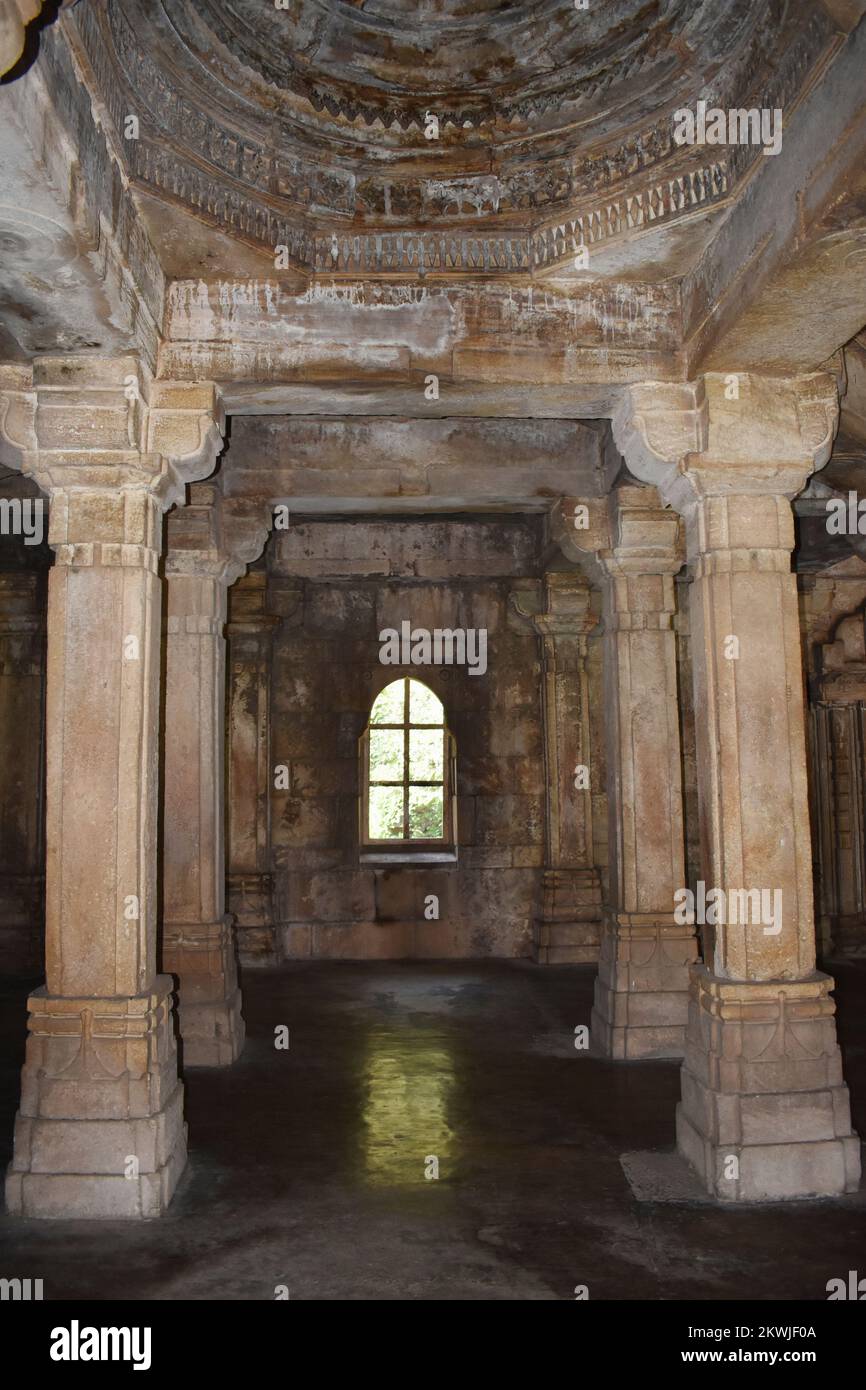 Shaher ki Masjid, Interior view, Stone carvings on Pillars and Dome, built by Sultan Mahmud Begada 15th - 16th century. A UNESCO World Heritage Site, Stock Photo