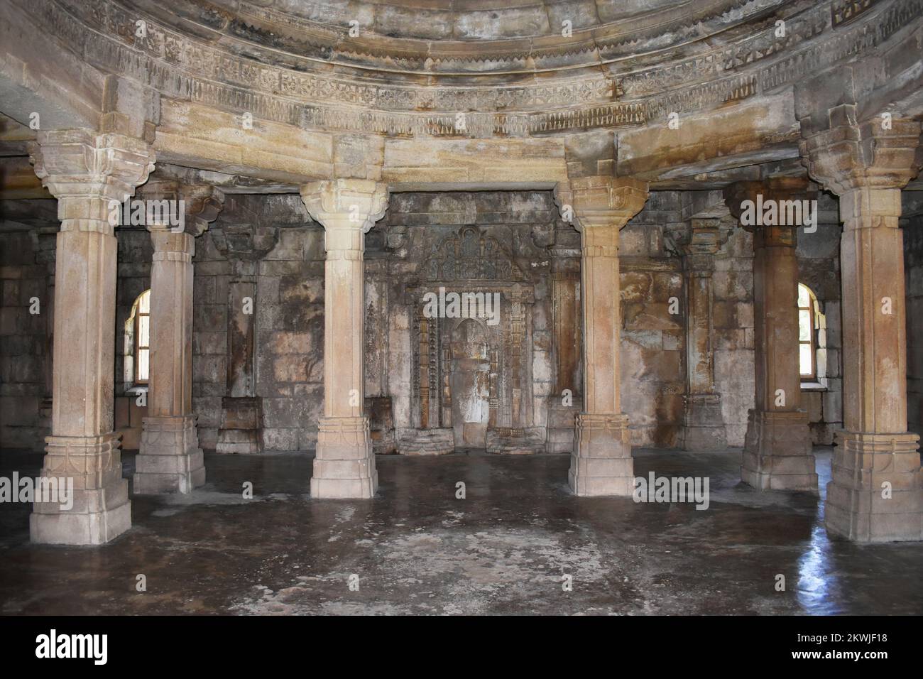 Shaher ki Masjid, stone carvings on Pillars, wall and dome of was built by Sultan Mahmud Begada 15th - 16th century. A UNESCO World Heritage Site, Guj Stock Photo