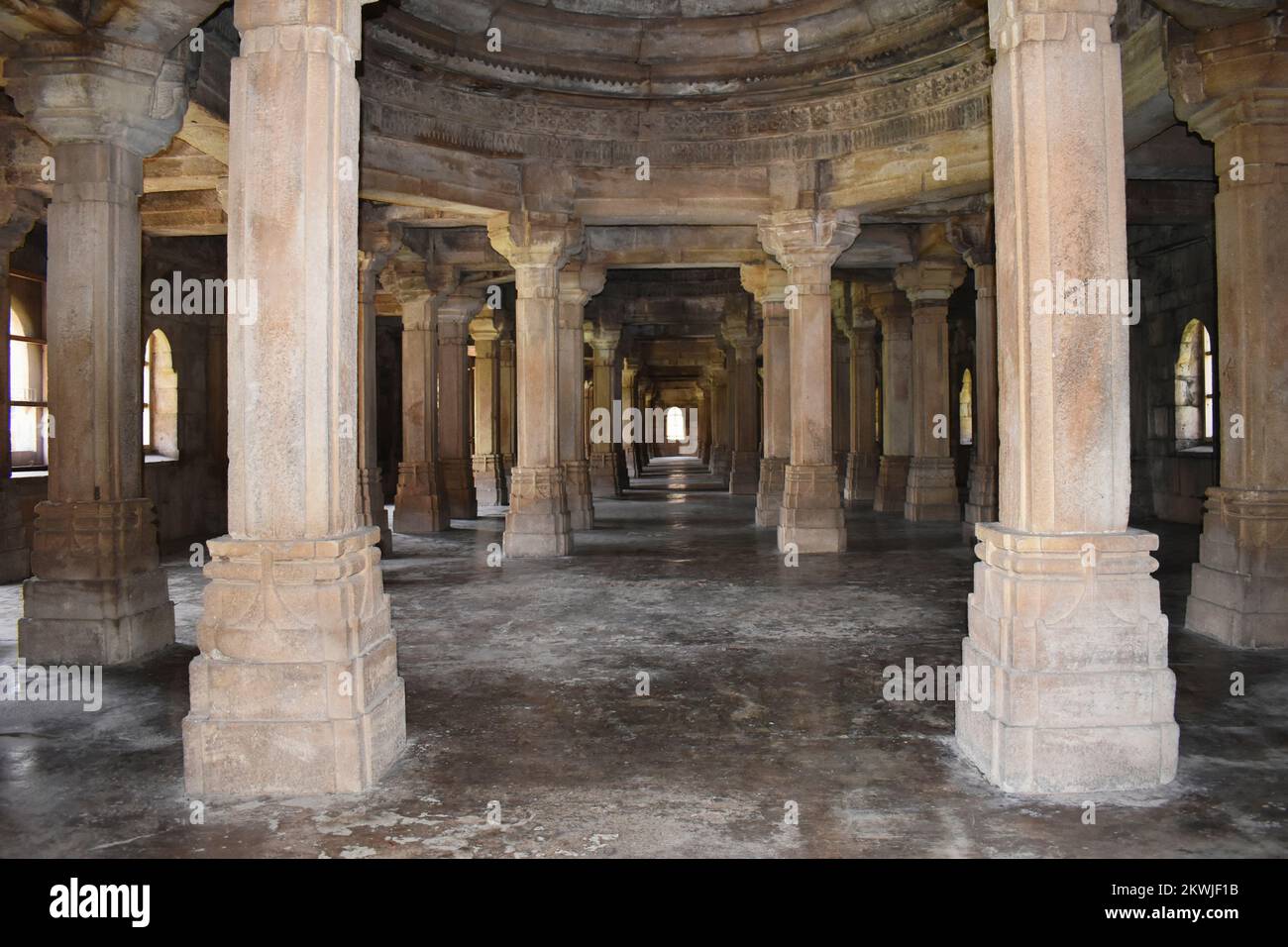 Shaher ki Masjid, interior view with carvings on Pillars and Dome, built by Sultan Mahmud Begada 15th - 16th century. A UNESCO World Heritage Site, Gu Stock Photo