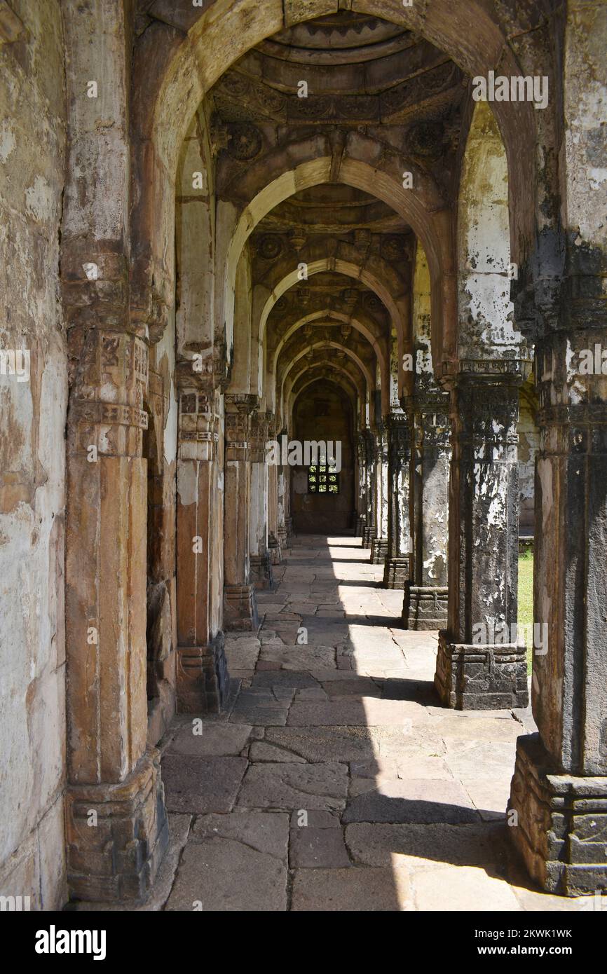 Jami Masjid, Archway corridor with intricate carvings in stone, an Islamic monuments was built by Sultan Mahmud Begada in 1509, Champaner-Pavagadh Arc Stock Photo