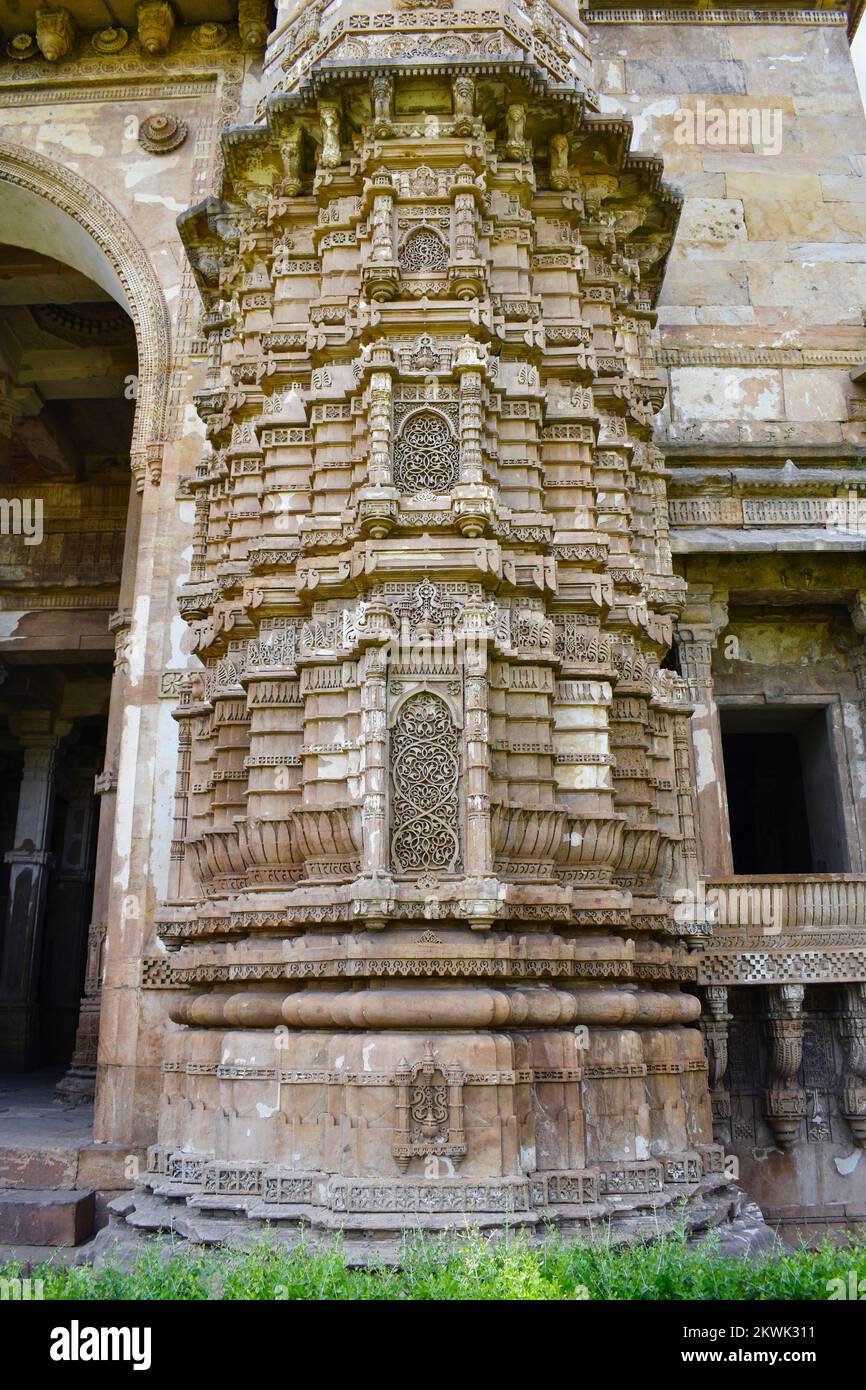 Jami Masjid, Front right minaret with intricate stone carvings, an Islamic monuments was built by Sultan Mahmud Begada in 1509, Champaner-Pavagadh Arc Stock Photo