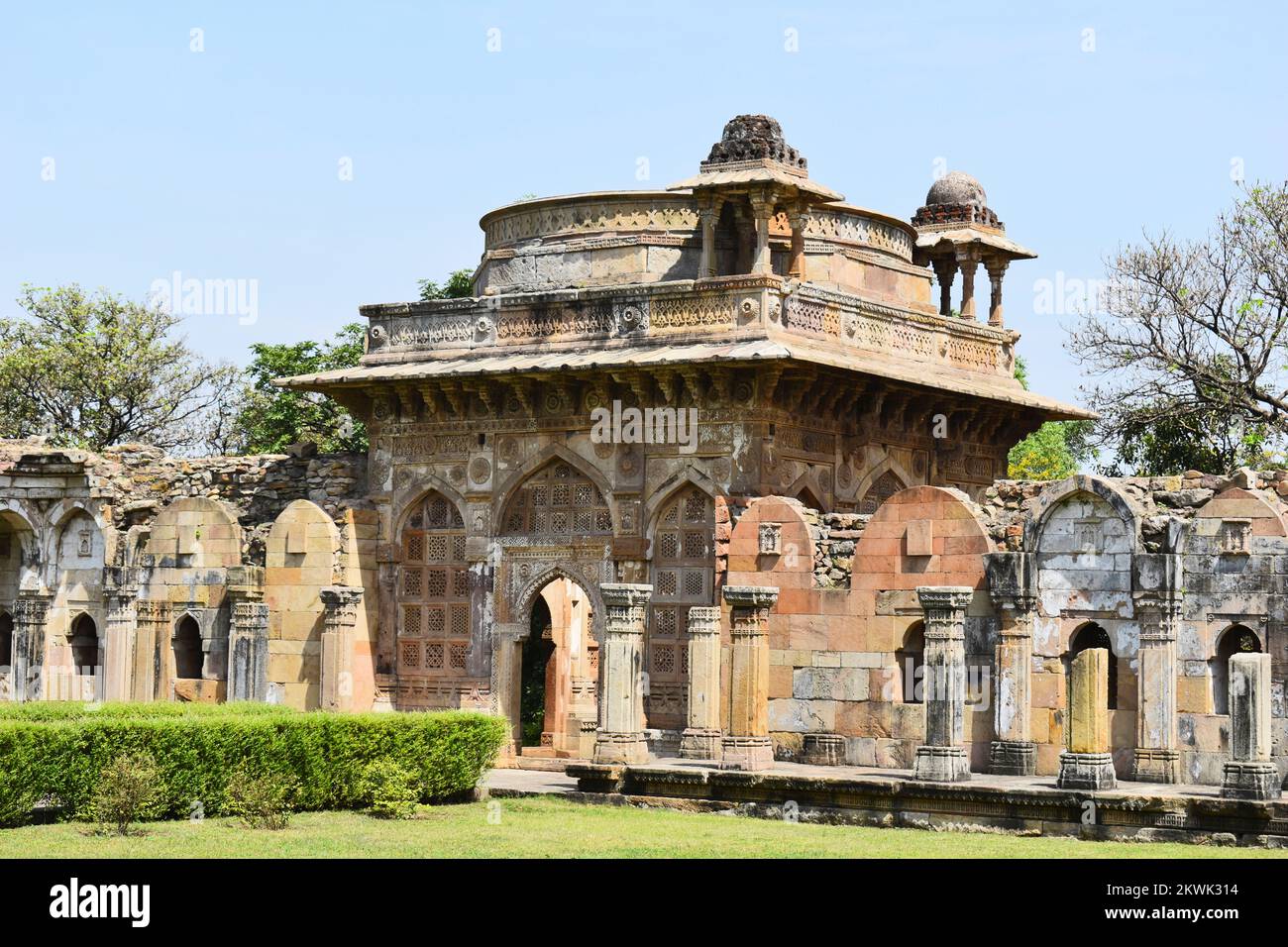 Jami Masjid, architectural archway and courtyard with intricate carvings in stone, an Islamic monuments was built by Sultan Mahmud Begada in 1509, Cha Stock Photo