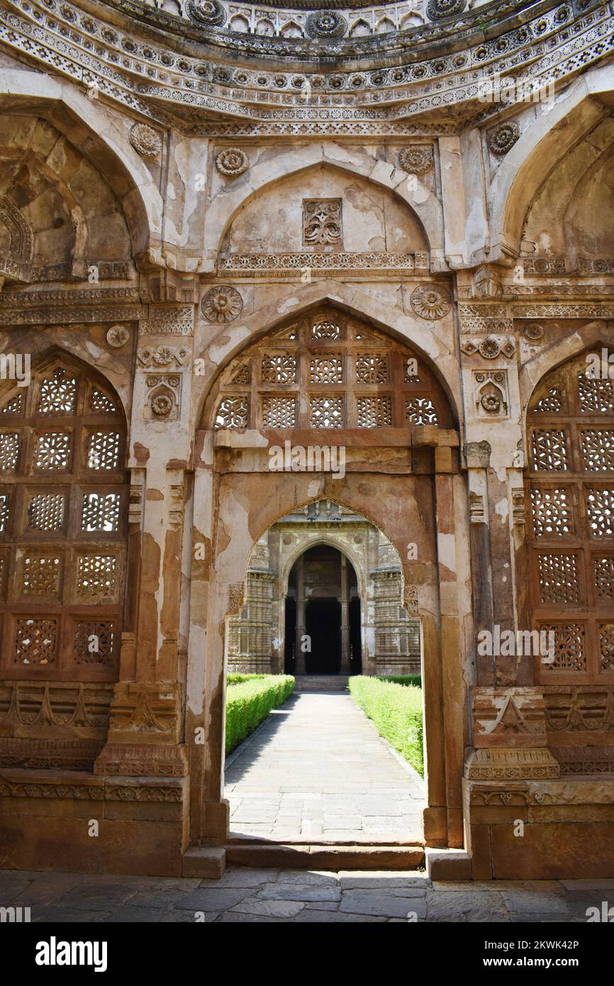 Jami Masjid, architectural archway beautiful intricate carvings in stone, an Islamic monuments was built by Sultan Mahmud Begada in 1509, Champaner-Pa Stock Photo