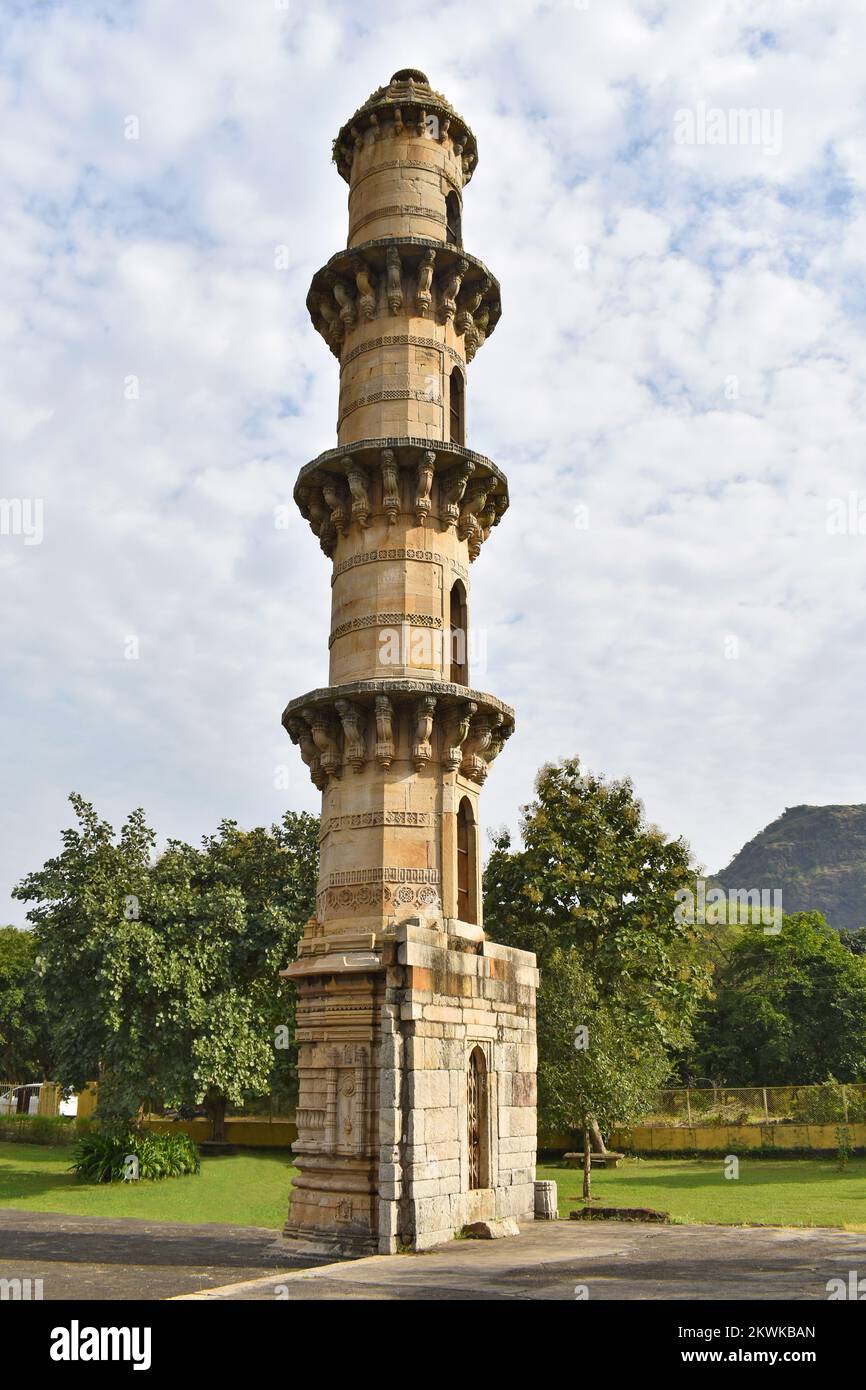 Ek Minar ki Masjid - single minaret mosque, rear view, stone carvings details, built by Bahadur Shah (1526–36 AD). A UNESCO World Heritage Site, Champ Stock Photo