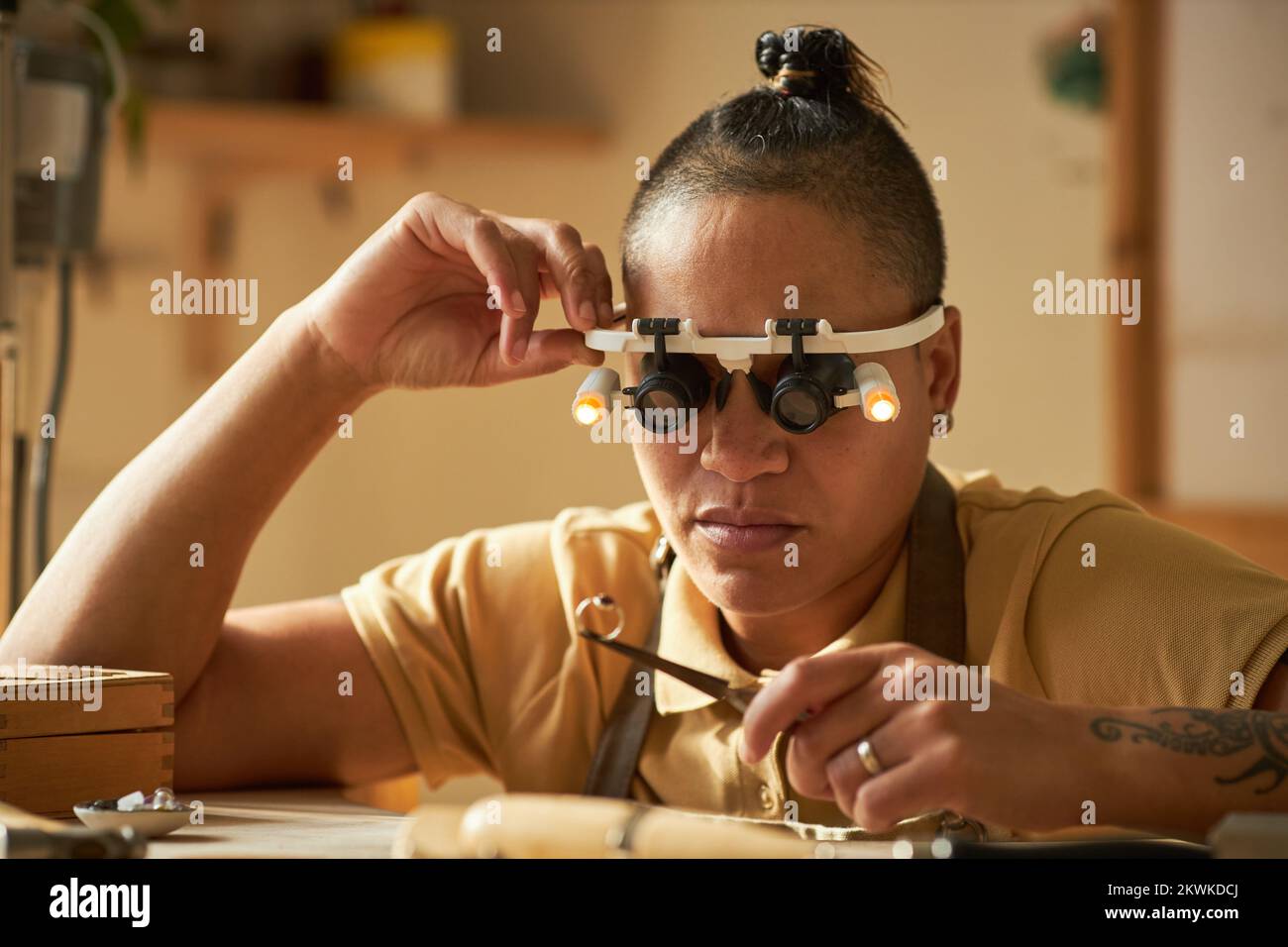 Magnifying goggles hi-res stock photography and images - Alamy