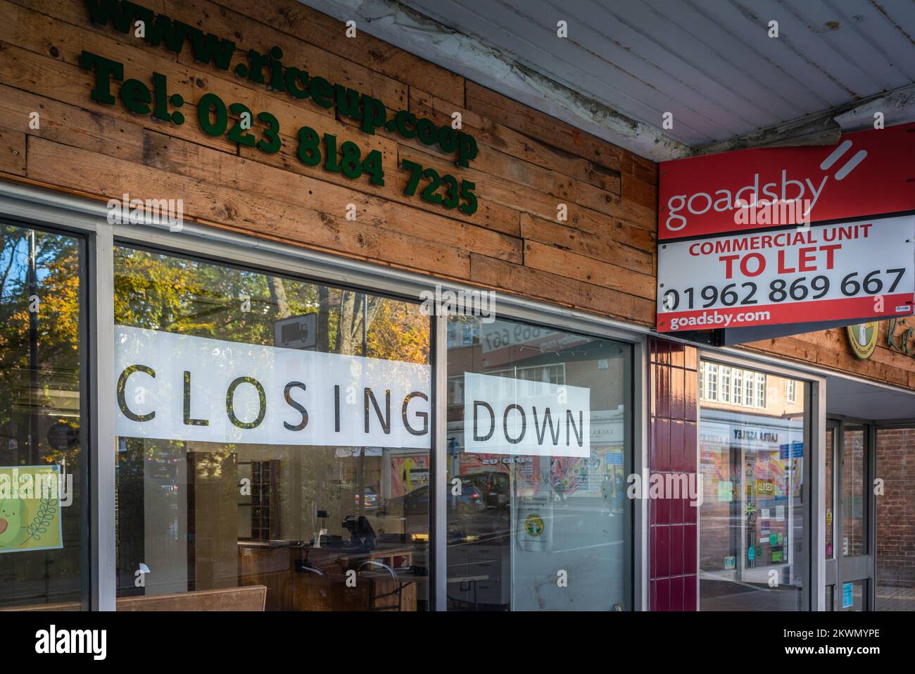 Closing Down sign in a shop window and a to let sign, England, UK Stock Photo