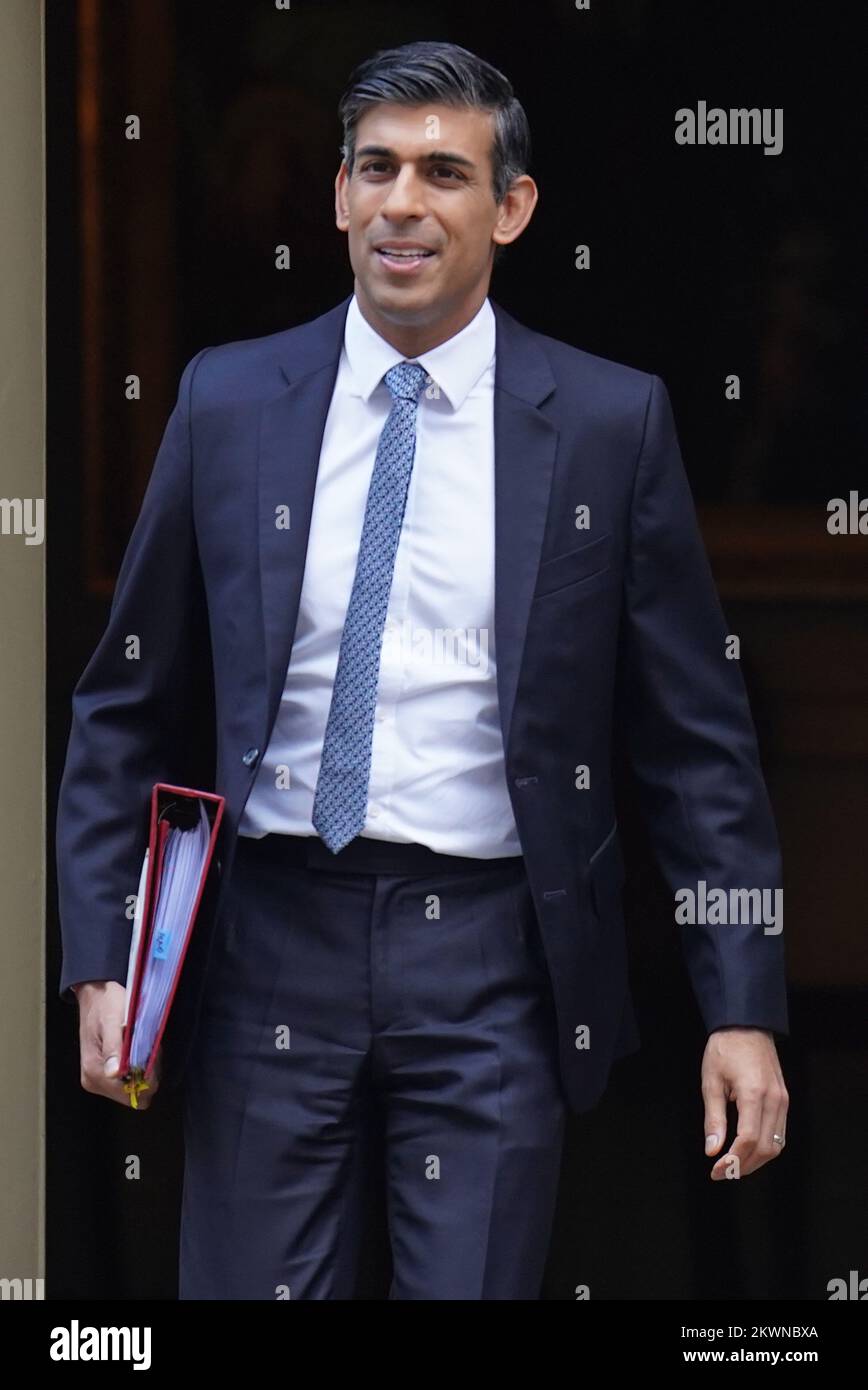 Prime Minister Rishi Sunak departs 10 Downing Street, London, to attend Prime Minister's Questions at the Houses of Parliament. Picture date: Wednesday November 30, 2022. Stock Photo