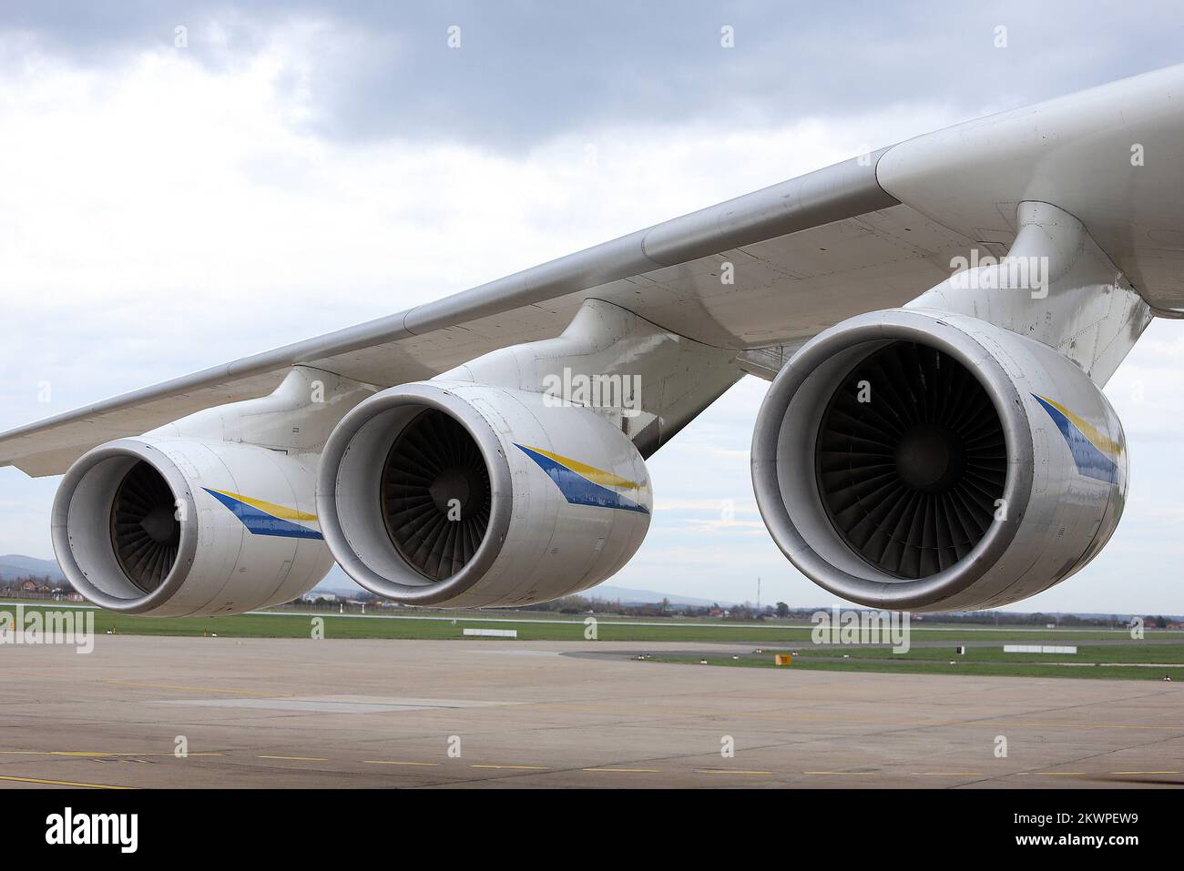 09-11-2013-zagreb-croatia-biggest-aircraft-in-the-world-antonov