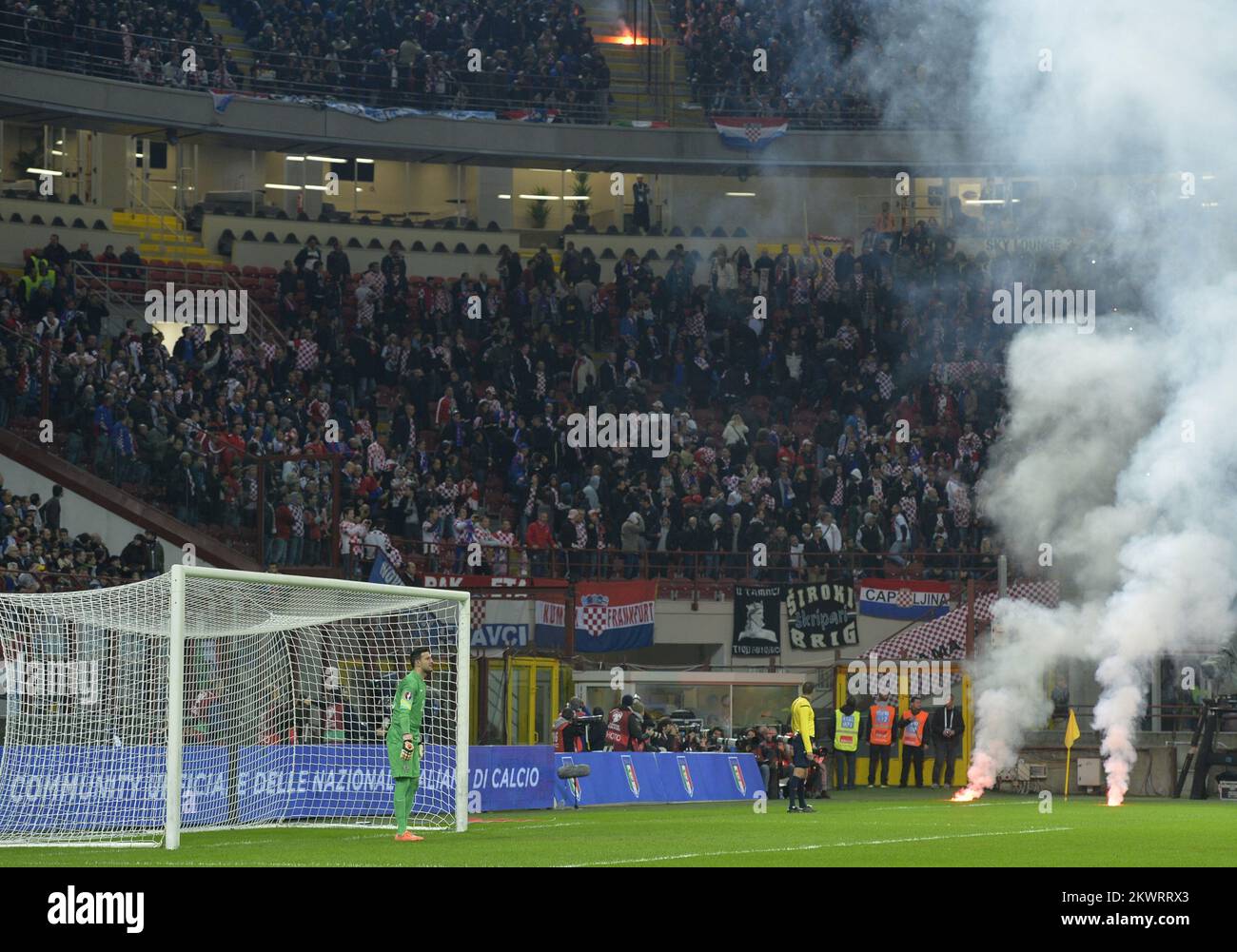 Standard Liege v Anderlecht abandoned because of flares & smoke