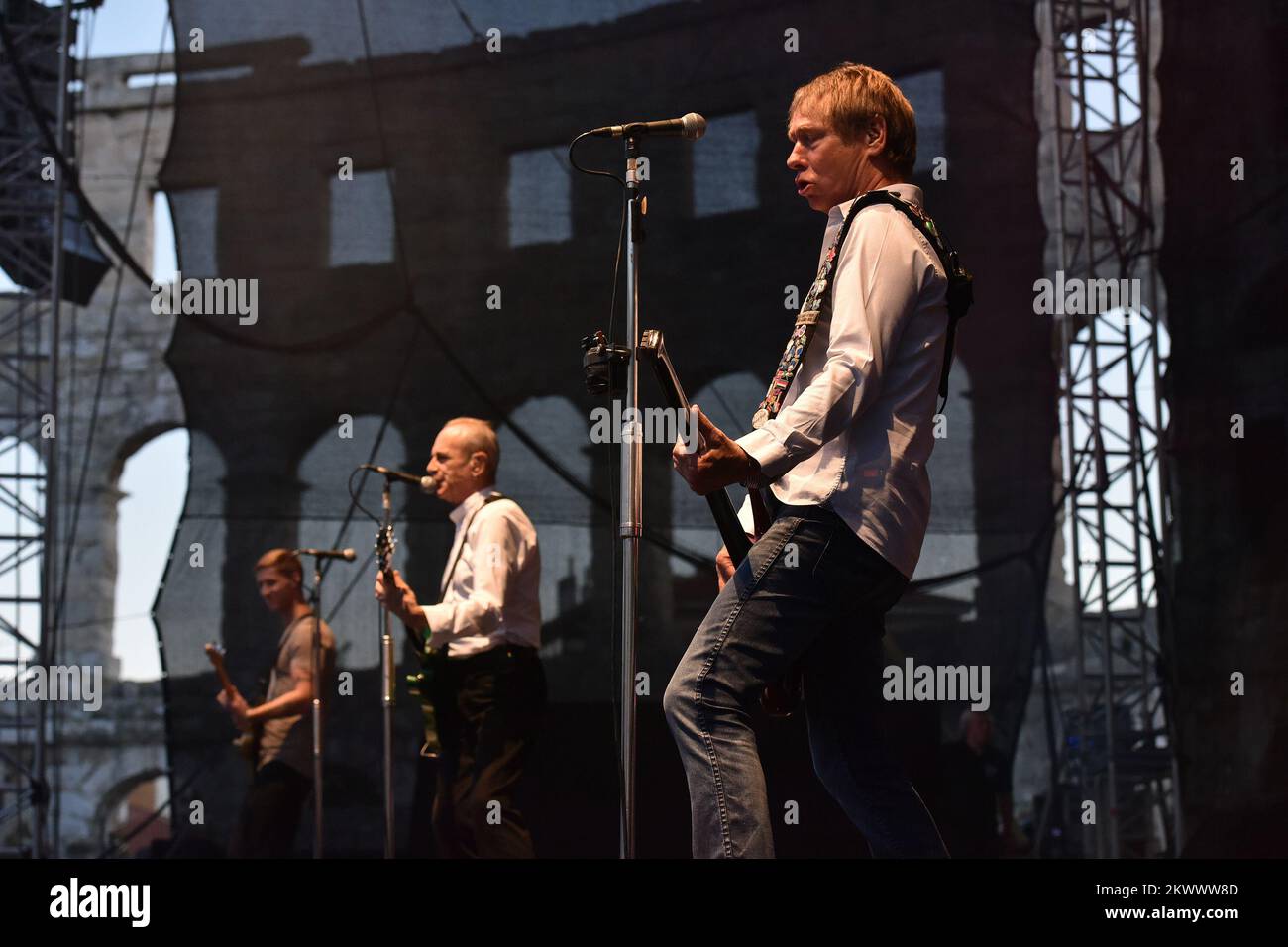 Brit award for outstanding contribution to music hi-res stock photography  and images - Page 2 - Alamy