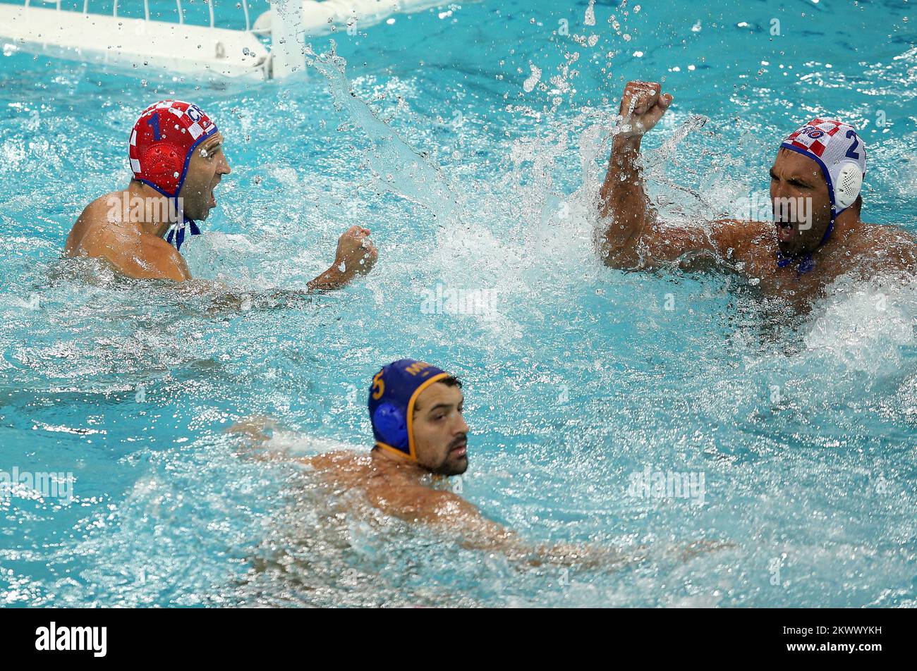 Waterpolo Jogo Nadador Jogador Irreconhecível Atrás Da Foto Traseira Com  Bola Na Mão Jogar Ação Closeup. Foto Royalty Free, Gravuras, Imagens e  Banco de fotografias. Image 189328489