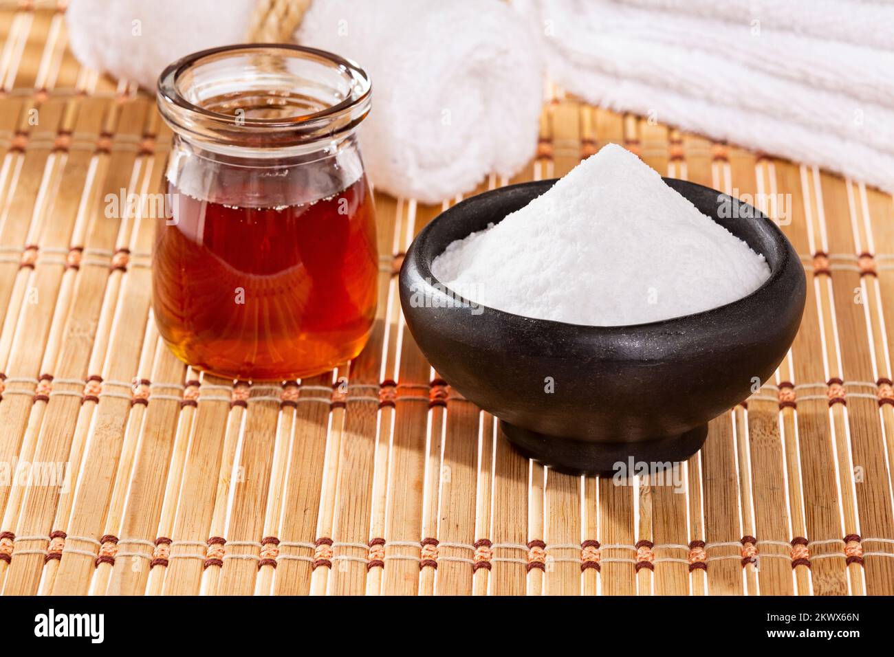 Baking Soda And Honey Bee Mixture That Provides Many Health Benefits