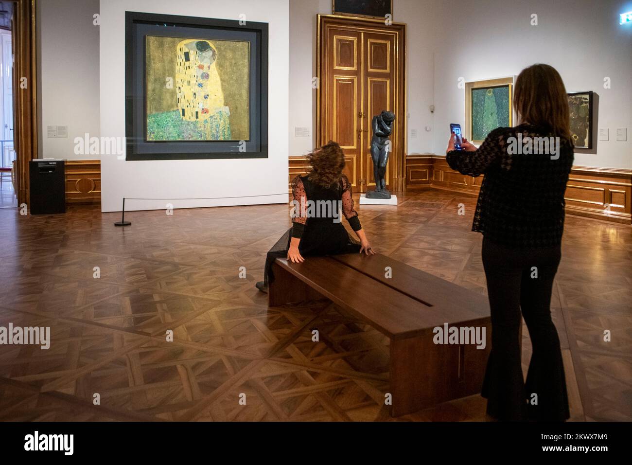 Painting The Kiss by Gustav Klimt Inside Interior of Schloss Belvedere Palace and museum, Vienna, Austria.   The heart of the Belvedere collection is Stock Photo