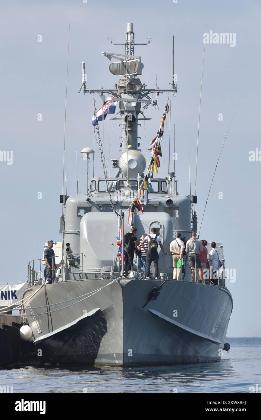 Rocket launchers hi-res stock photography and images - Alamy