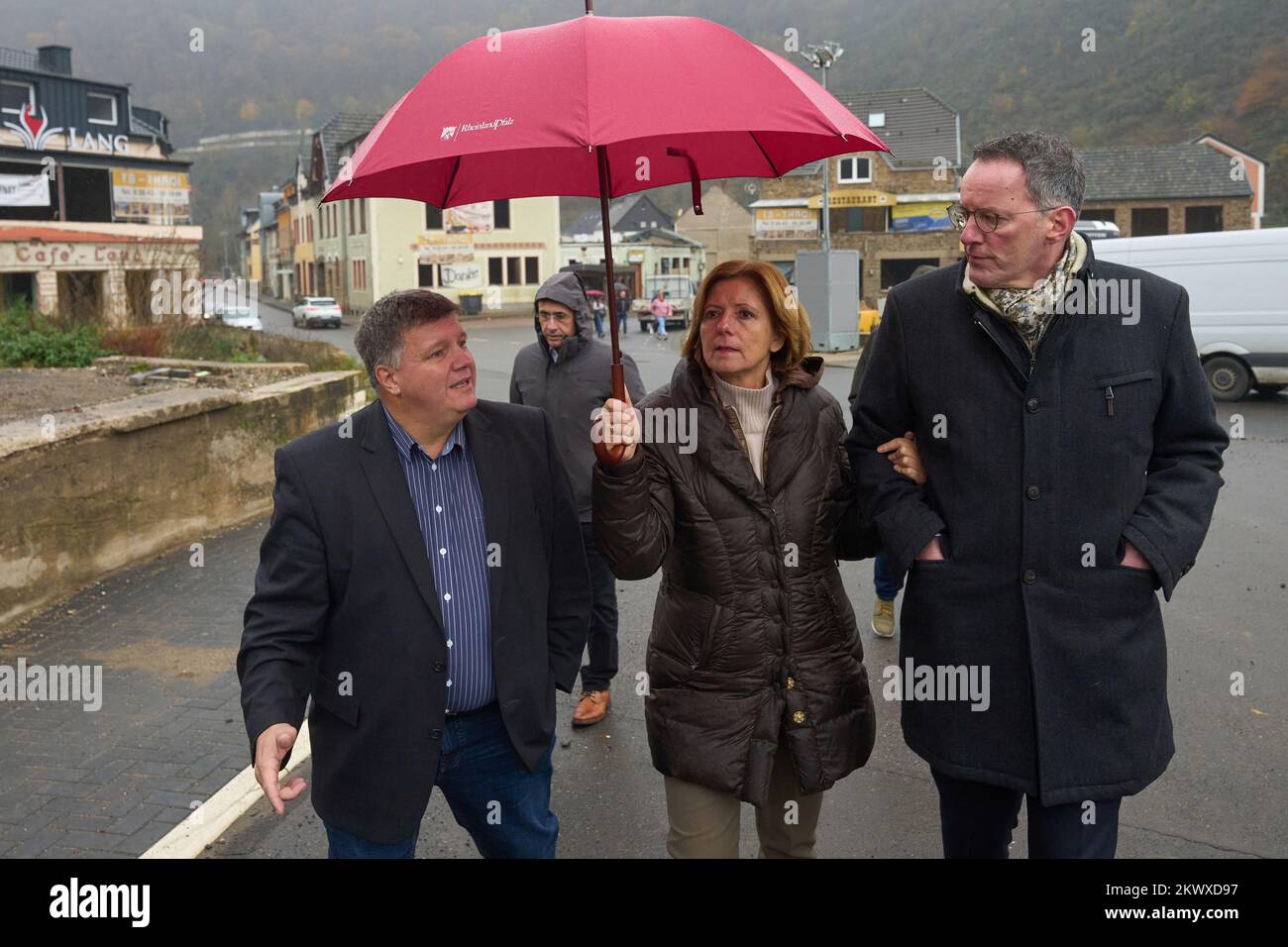 Altenahr, Germany. 30th Nov, 2022. Rhineland-Palatinate's Prime Minister Malu Dreyer, Interior Minister Michael Ebling (r, both SPD) and local mayor Rüdiger Fuhrmann (CDU) talk about the development of the Ahr valley after the flood disaster of summer 2021. Credit: Thomas Frey/dpa/Alamy Live News Stock Photo