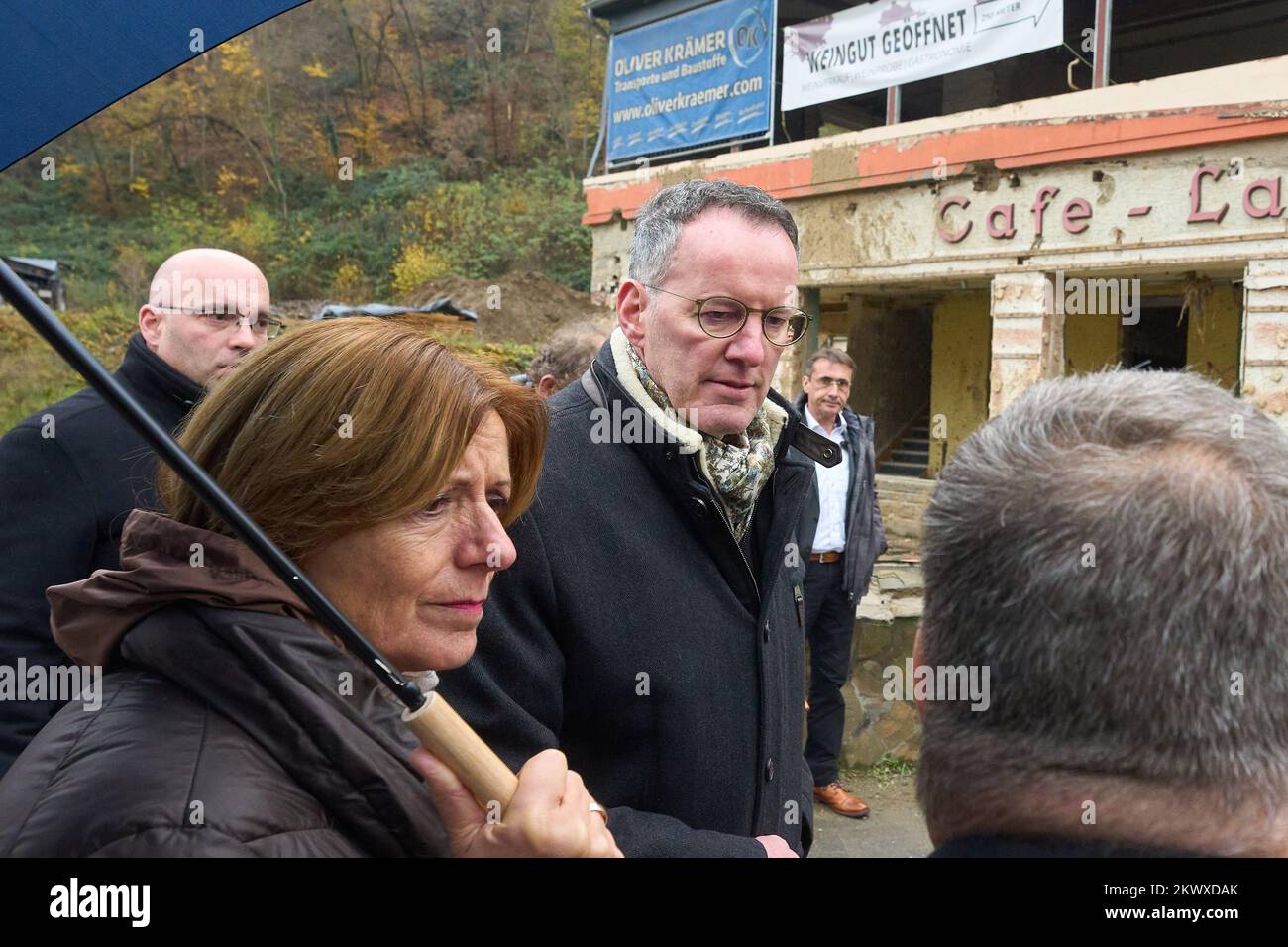 Altenahr, Germany. 30th Nov, 2022. Rhineland-Palatinate's Prime Minister Malu Dreyer, Interior Minister Michael Ebling (M, both SPD) and local mayor Rüdiger Fuhrmann (CDU, r) talk about the development of the Ahr valley after the flood disaster of summer 2021. Credit: Thomas Frey/dpa/Alamy Live News Stock Photo