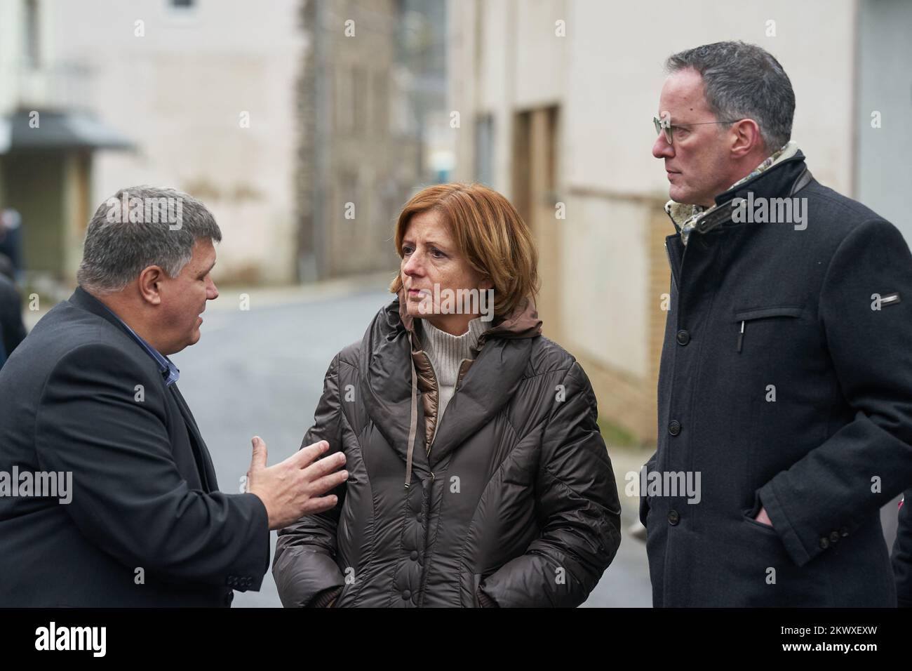 Altenahr, Germany. 30th Nov, 2022. Rhineland-Palatinate's Prime Minister Malu Dreyer, Interior Minister Michael Ebling (r, both SPD) and local mayor Rüdiger Fuhrmann (CDU) talk about the development of the Ahr valley after the flood disaster of summer 2021. Credit: Thomas Frey/dpa/Alamy Live News Stock Photo