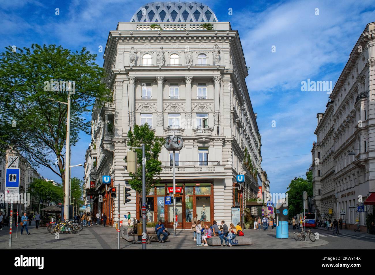 Bundesländerpl, The Vienna line houses in the Viennese nibbling market. Architecture of Otto Wagner in Vienna, Austria, Die Wienzeilenhäuser am wiener Stock Photo