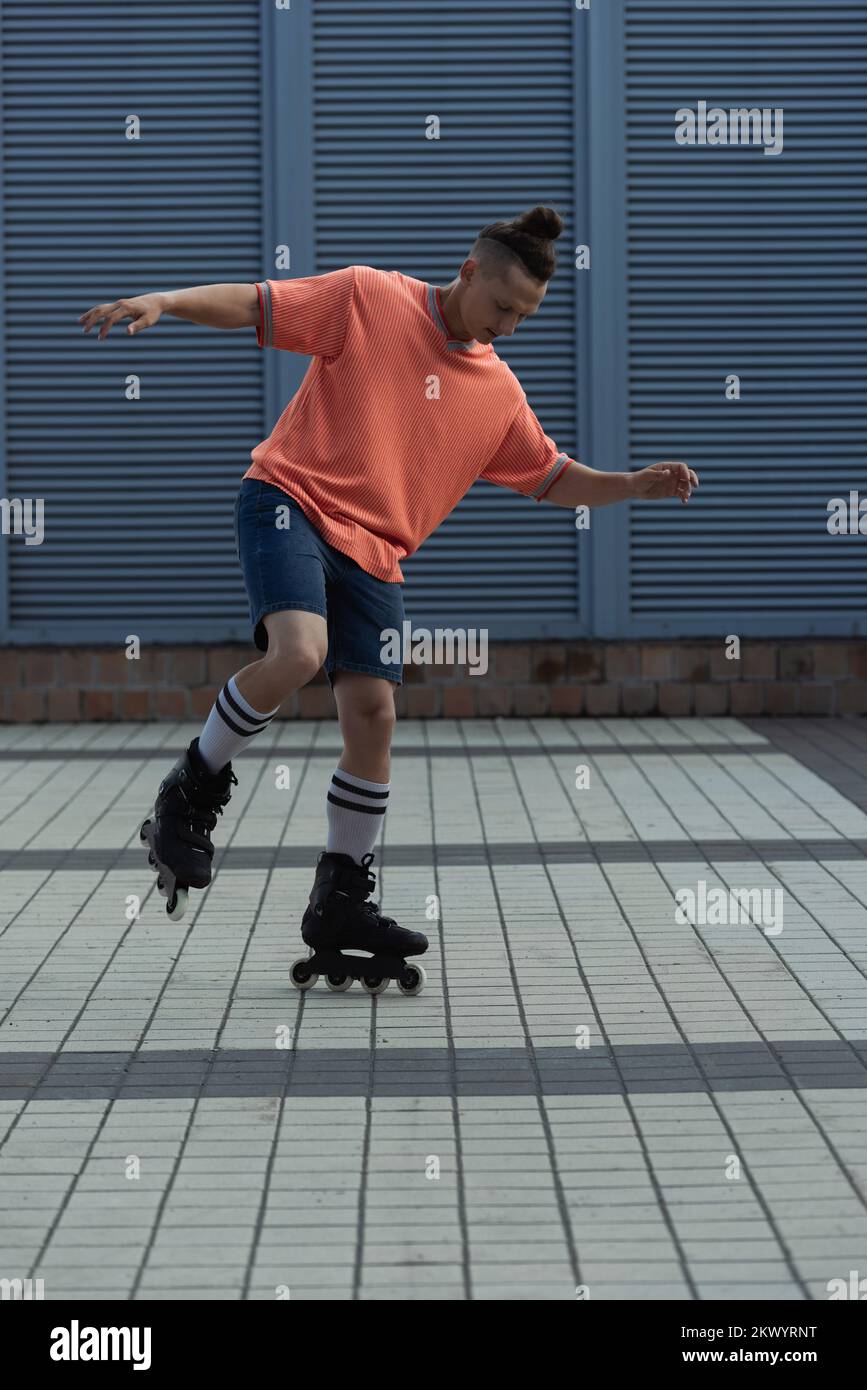 TURKEY, ISTANBUL: Guys meet for roller blading Stock Photo - Alamy