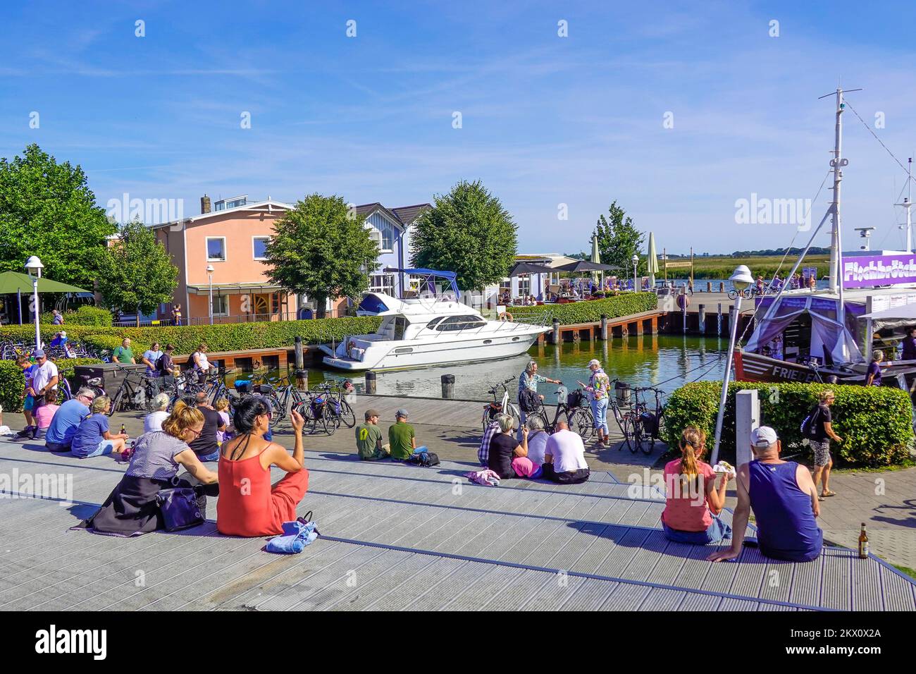 Urlauber, Promenade, Hafen, Zingst, Darß, Mecklenburg-Vorpommern, Deutschland Stock Photo